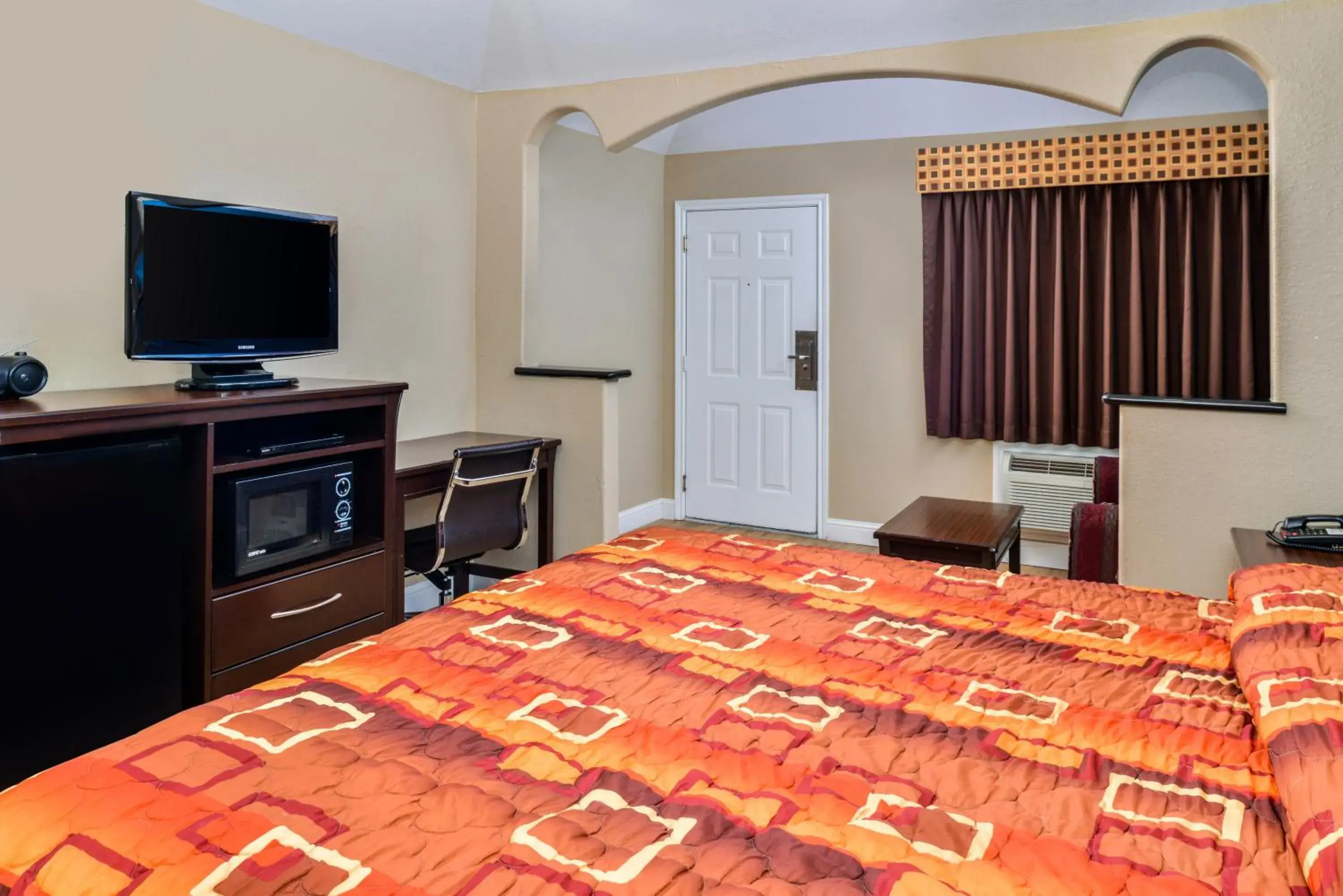 Bed in Scottish Inn and Suites Highway Six South