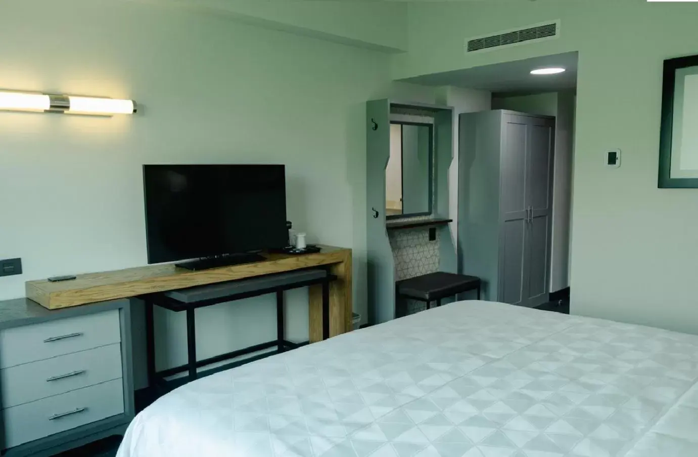 Bed, TV/Entertainment Center in Holiday Inn Uruapan, an IHG Hotel