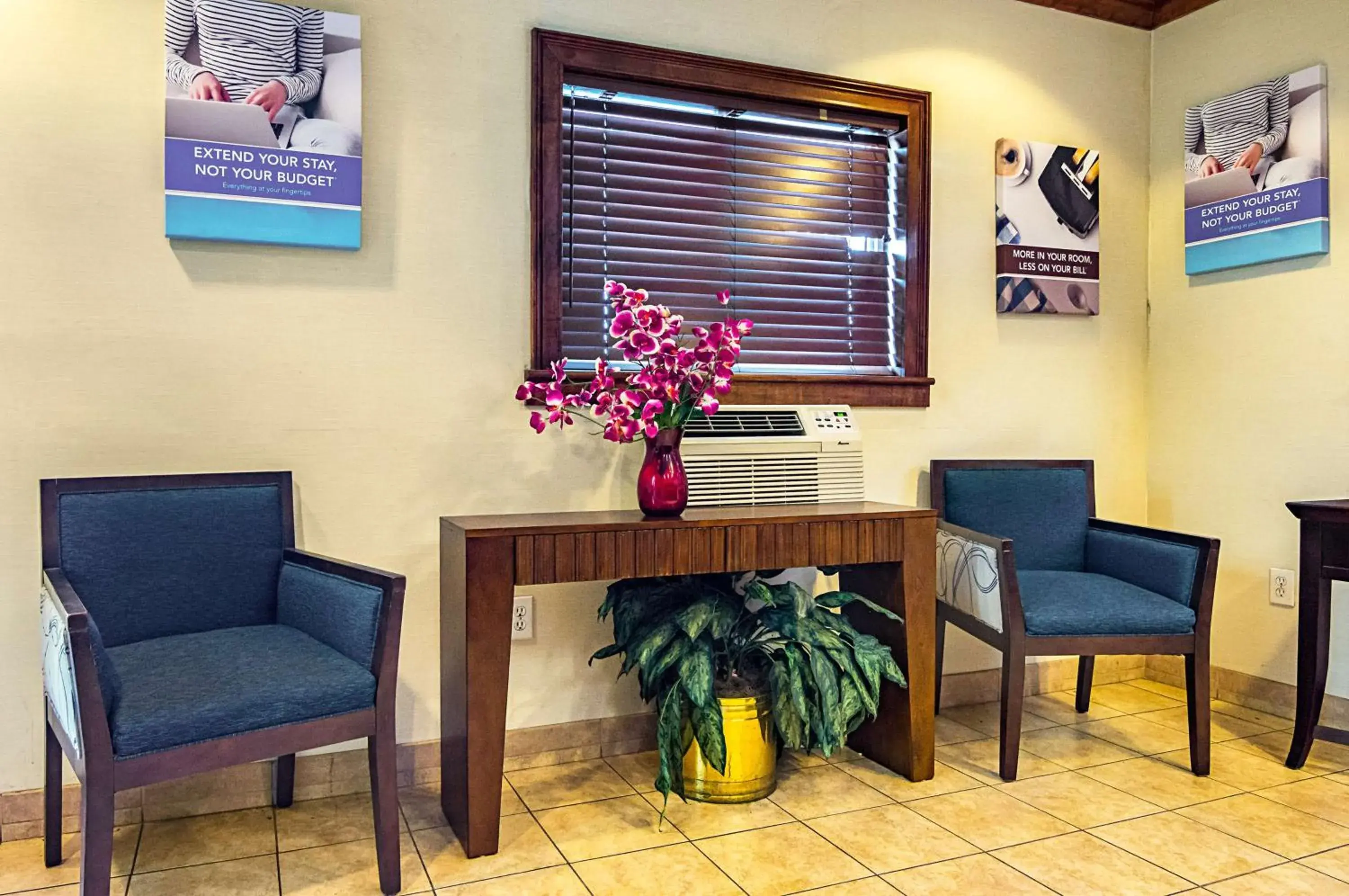 Lobby or reception, Seating Area in Motel 6-Fayetteville, NC - Fort Bragg Area