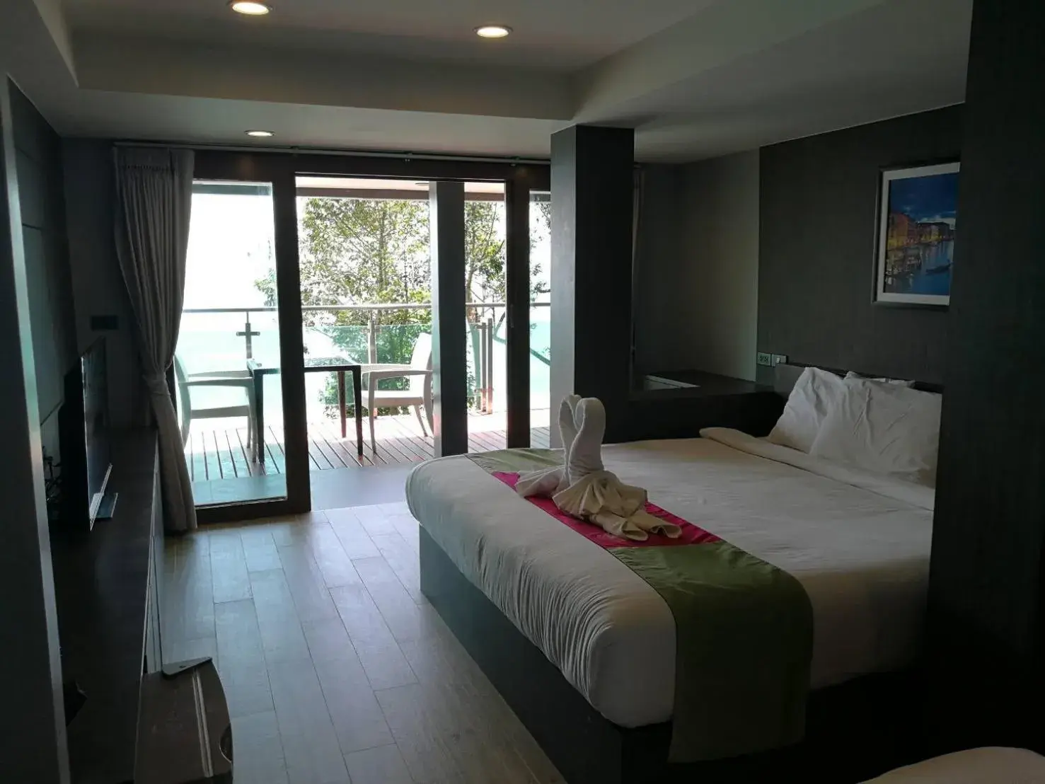 Photo of the whole room, Bed in Cliff Lanta Suite-Koh Lanta Krabi