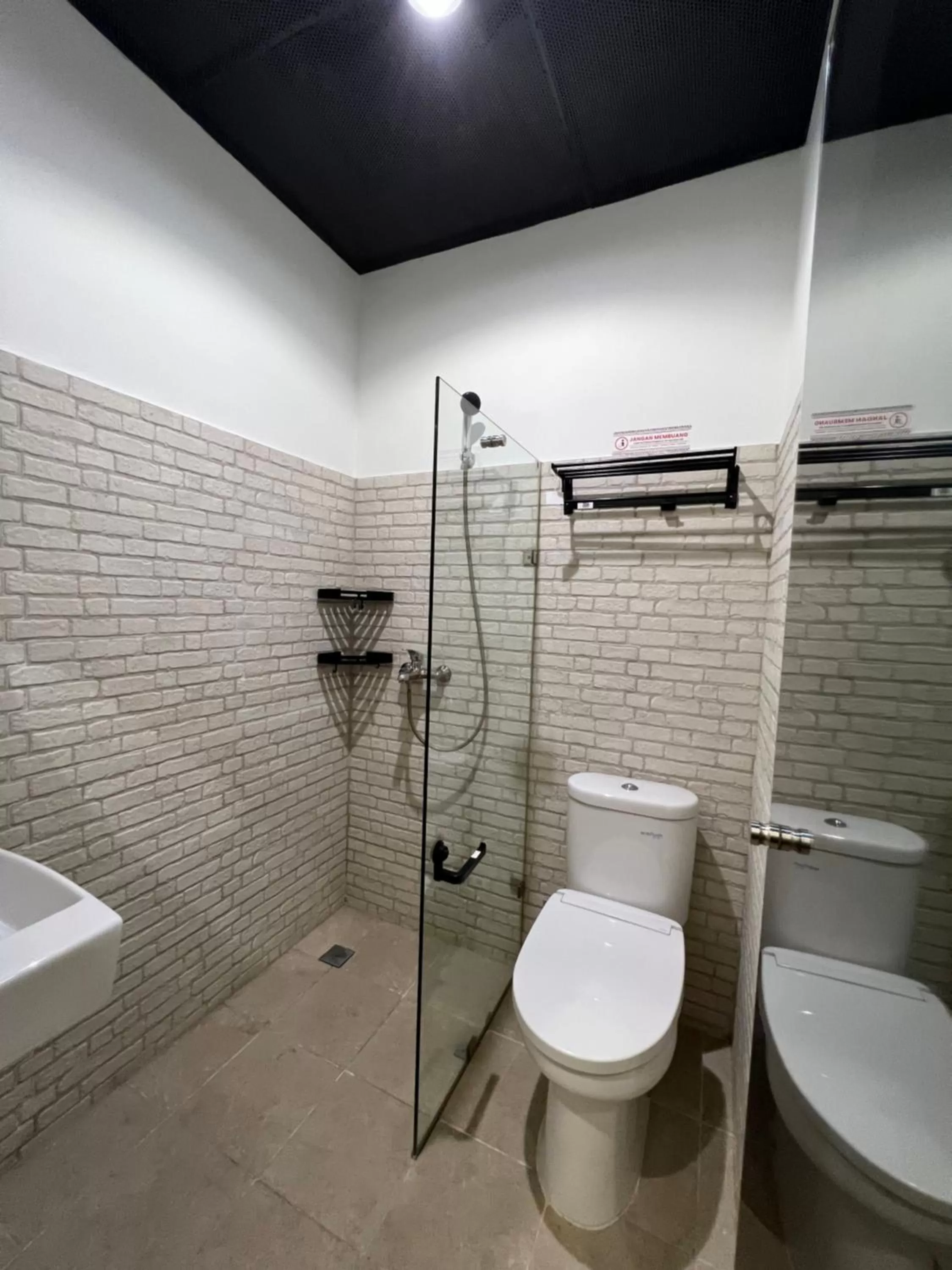 Shower in Choska Residence