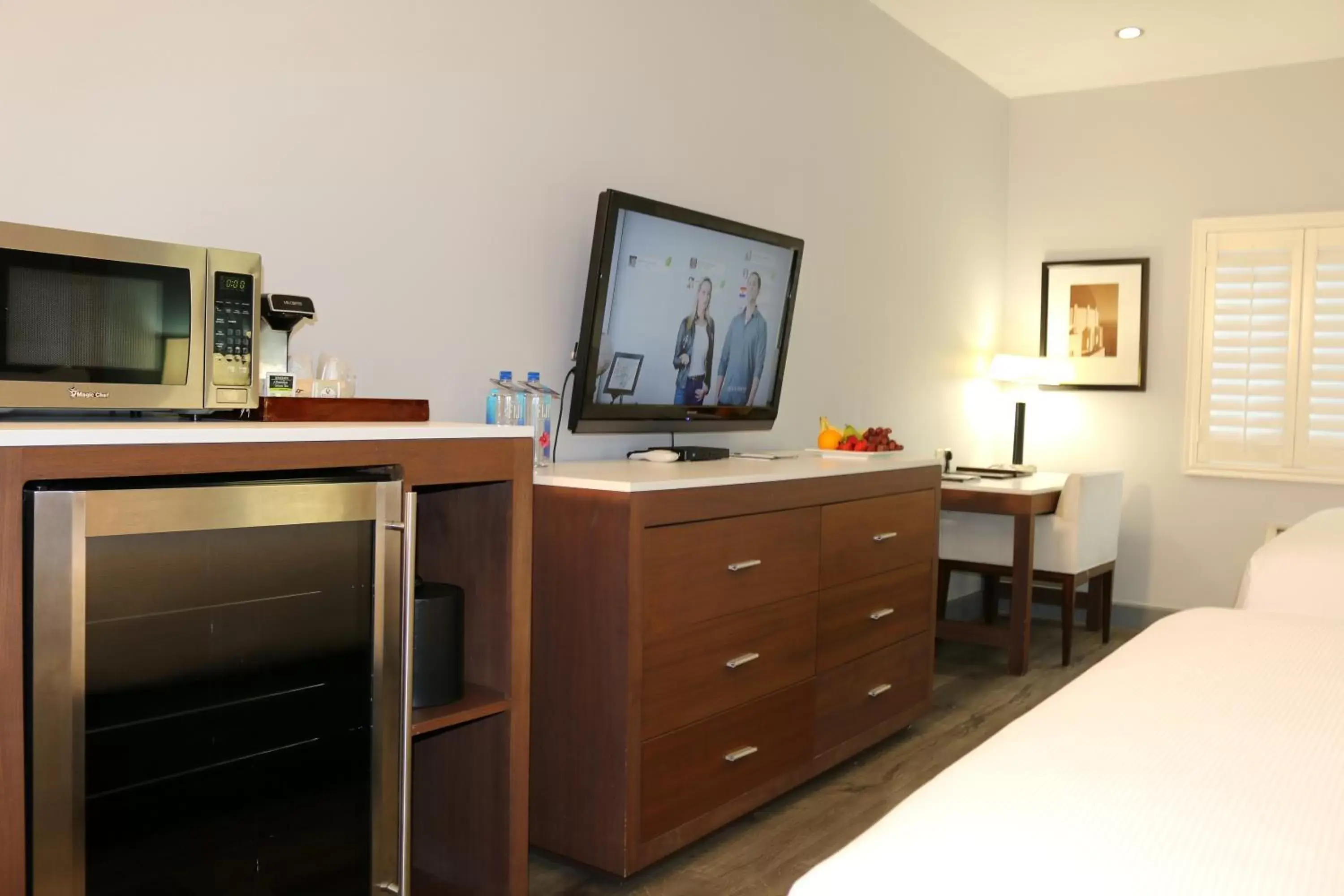 TV and multimedia, TV/Entertainment Center in BLVD Hotel & Studios- Walking Distance to Universal Studios Hollywood