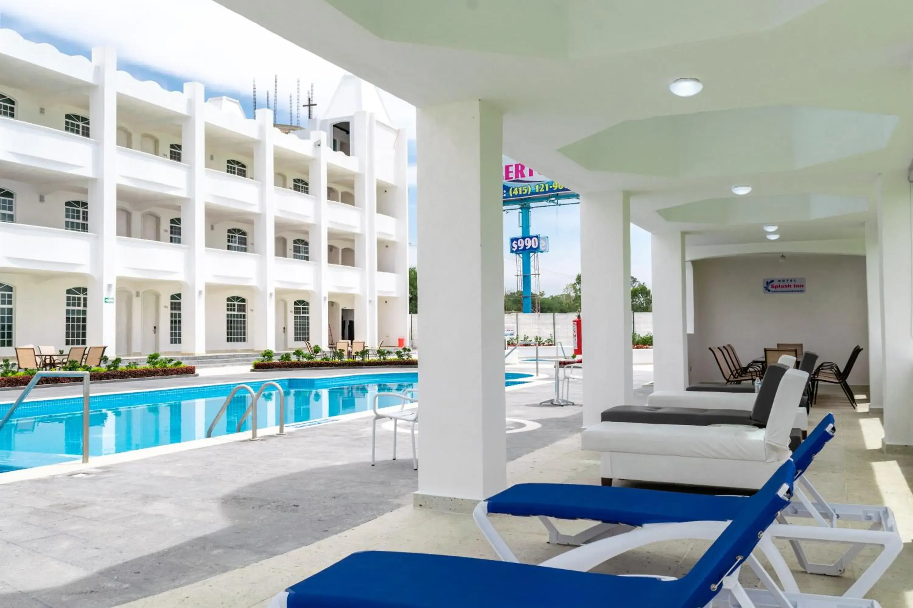 Swimming Pool in HOTEL SPLASH INN