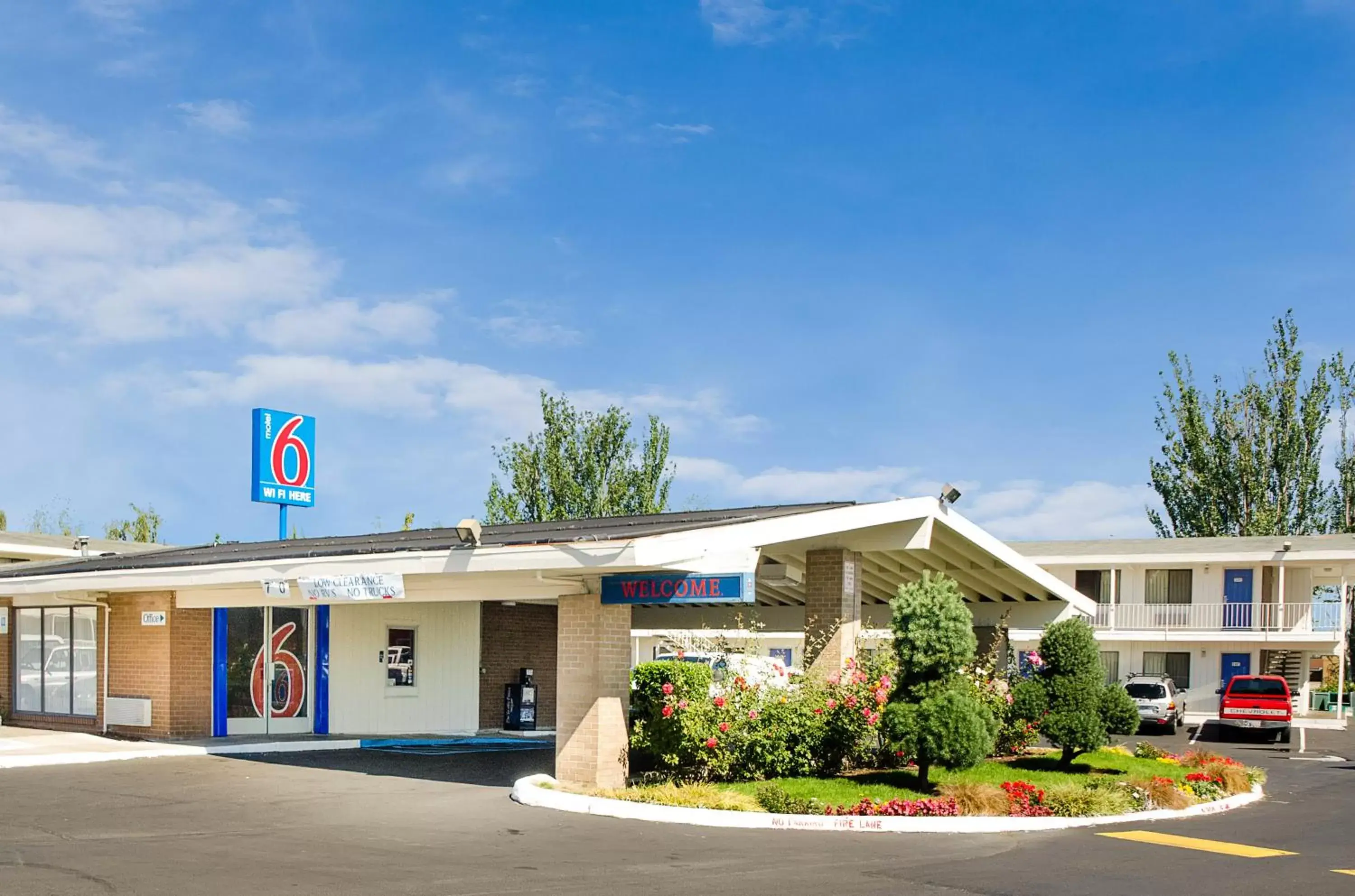 Facade/entrance, Property Building in Motel 6-Tacoma, WA - Fife