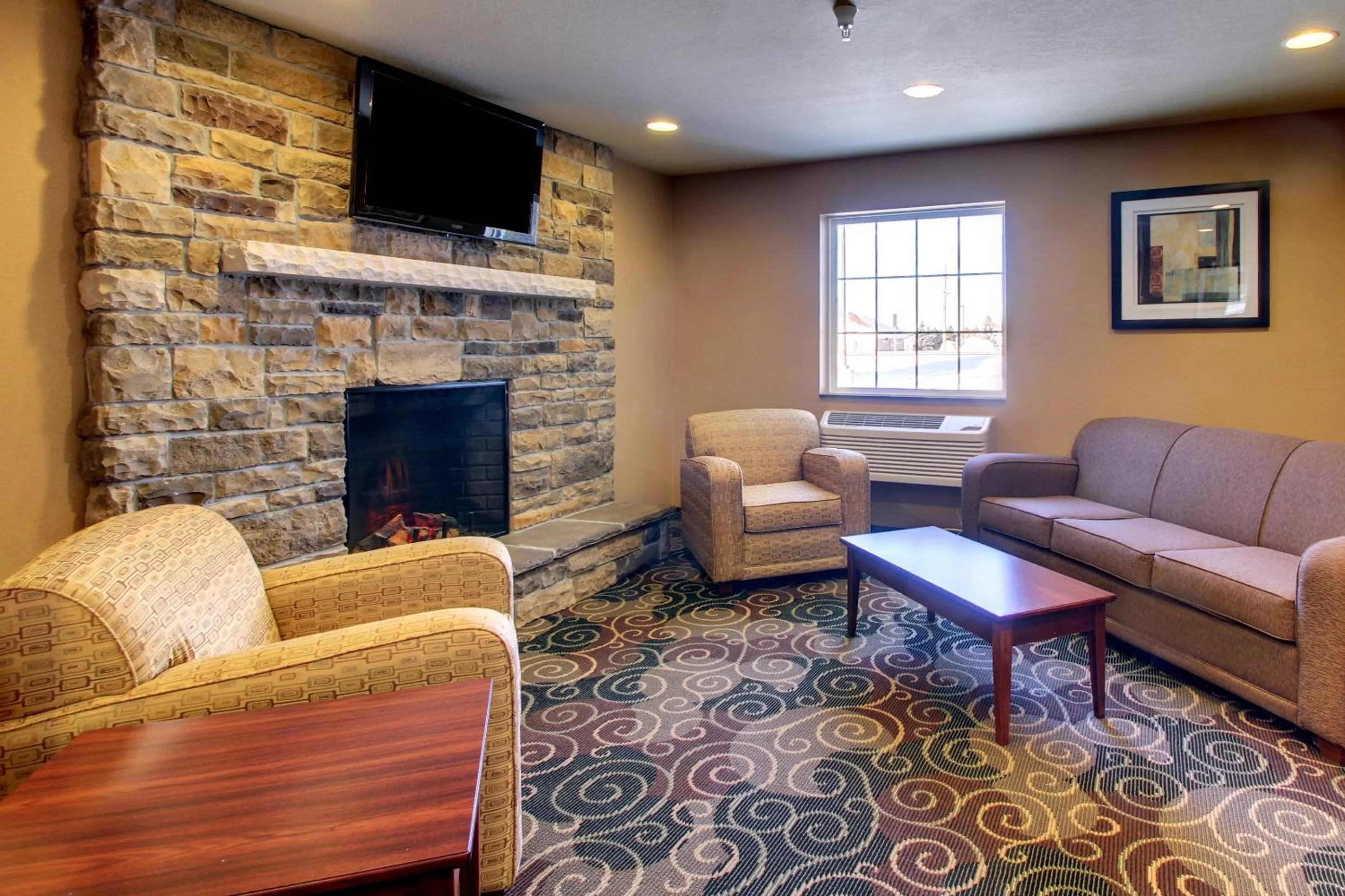 Communal lounge/ TV room in Cobblestone Inn & Suites - Rugby