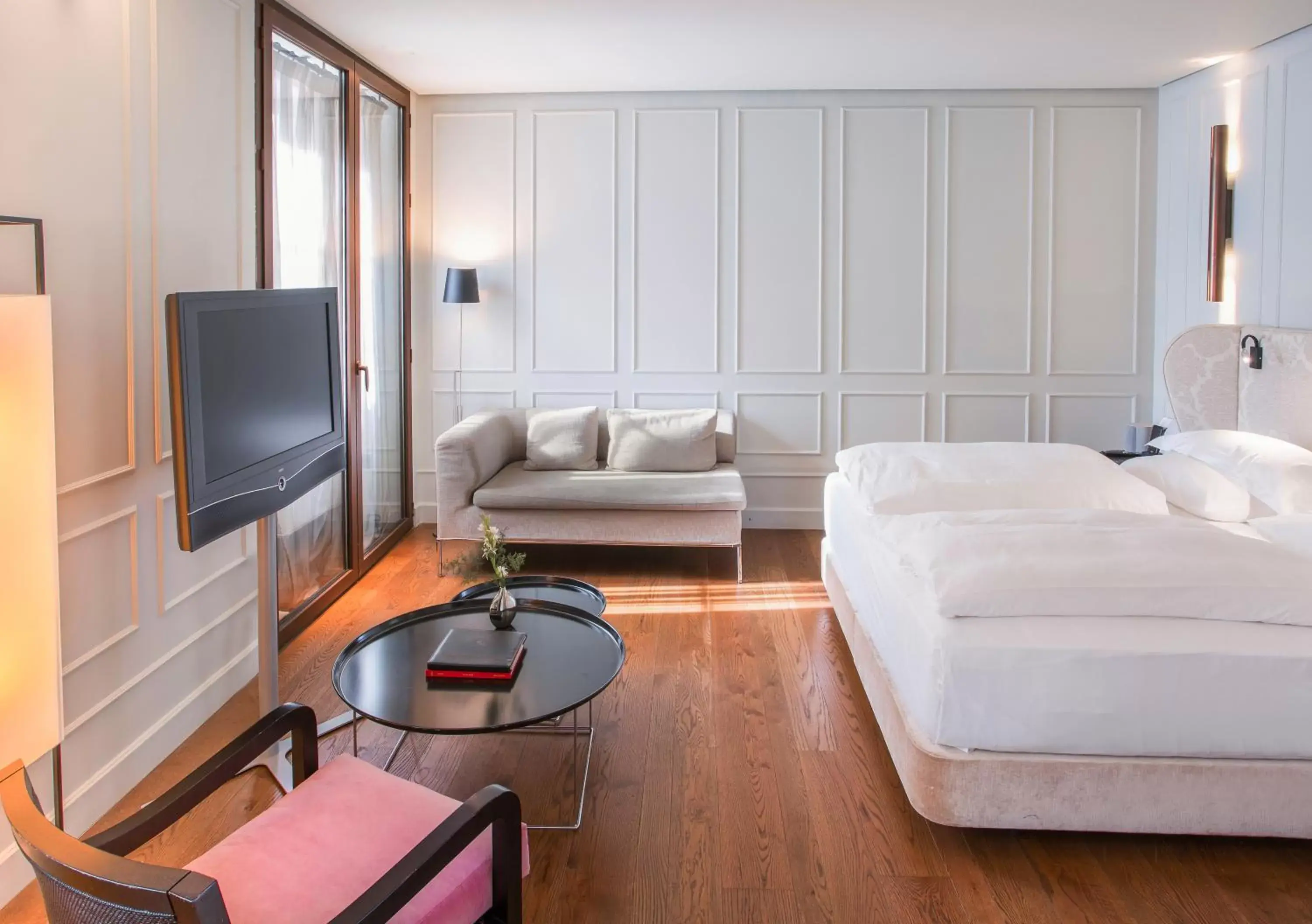 Photo of the whole room, TV/Entertainment Center in CoolRooms Palacio Villapanés