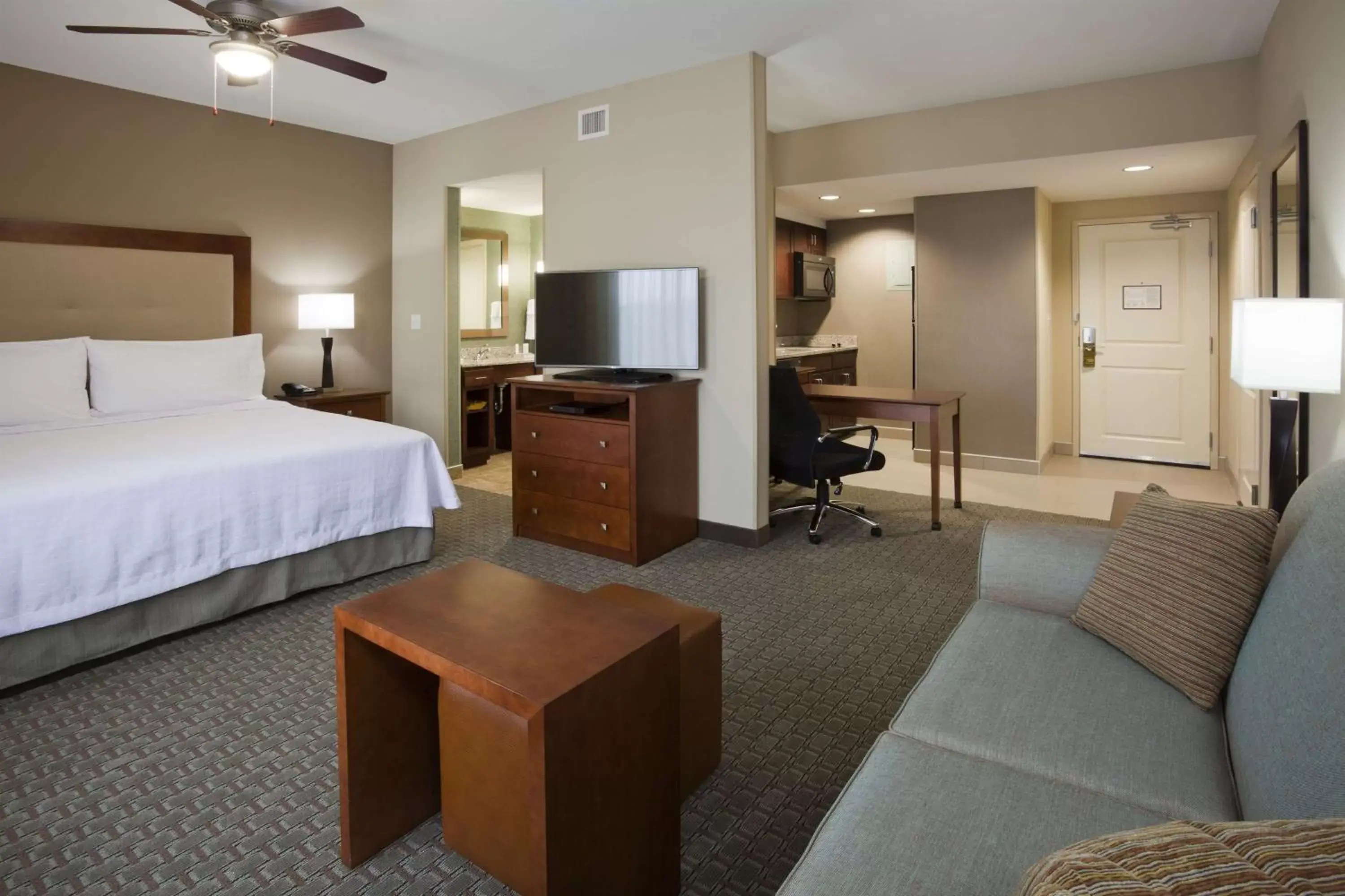 Bed, TV/Entertainment Center in Homewood Suites by Hilton Rochester Mayo Clinic-St. Marys Campus