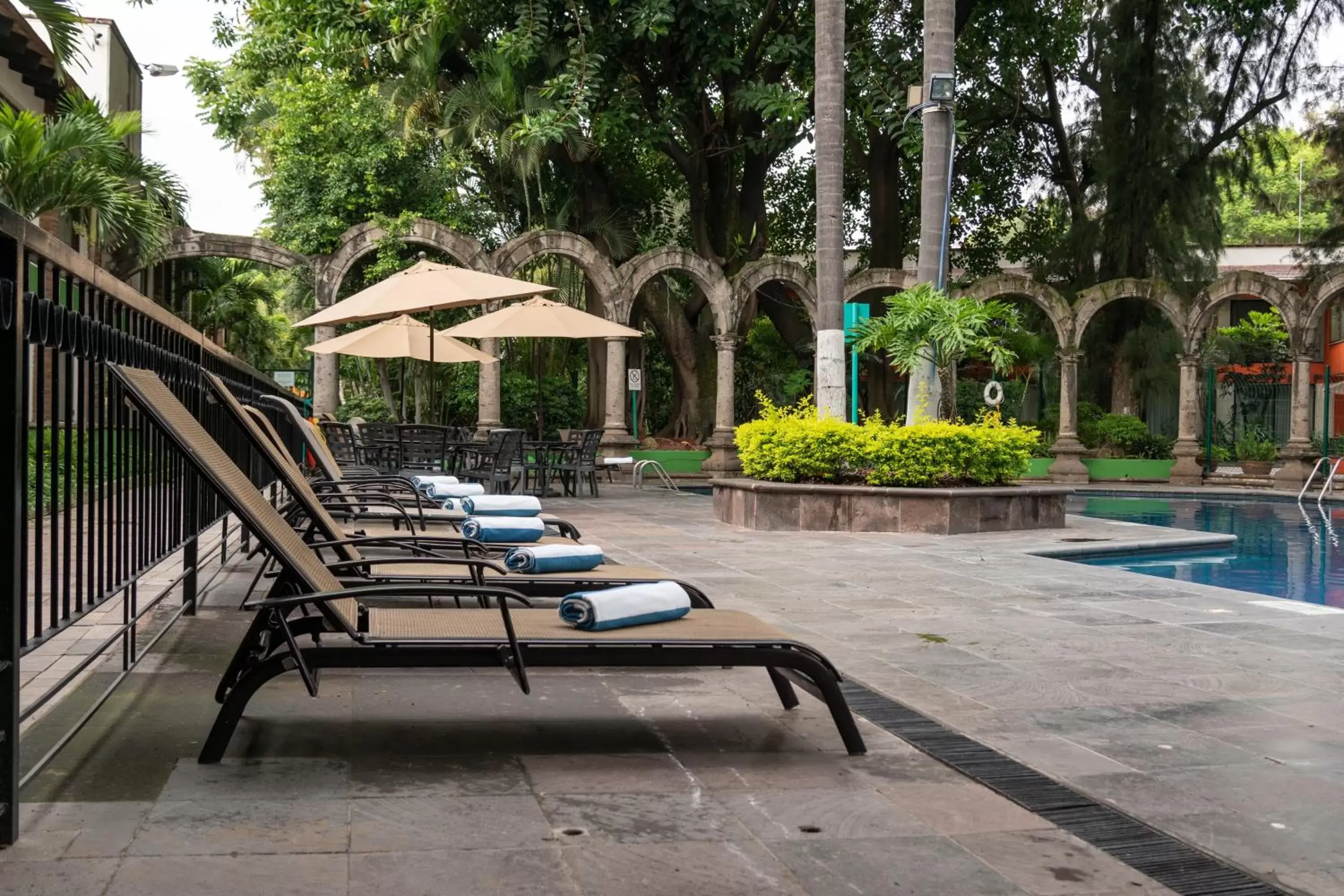 Swimming Pool in Holiday Inn Guadalajara Expo Plaza del Sol, an IHG Hotel