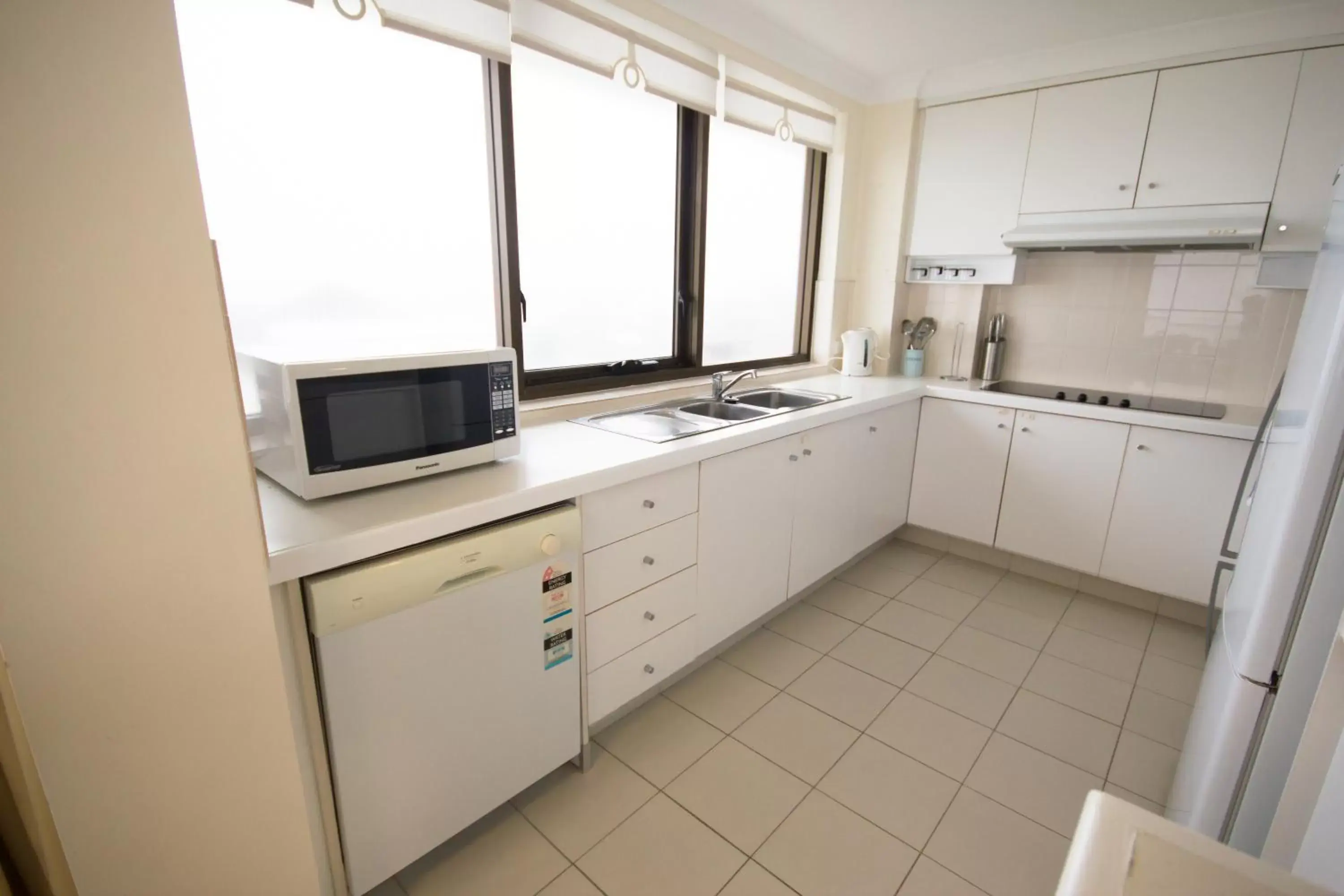 Kitchen or kitchenette in Albatross North Apartments