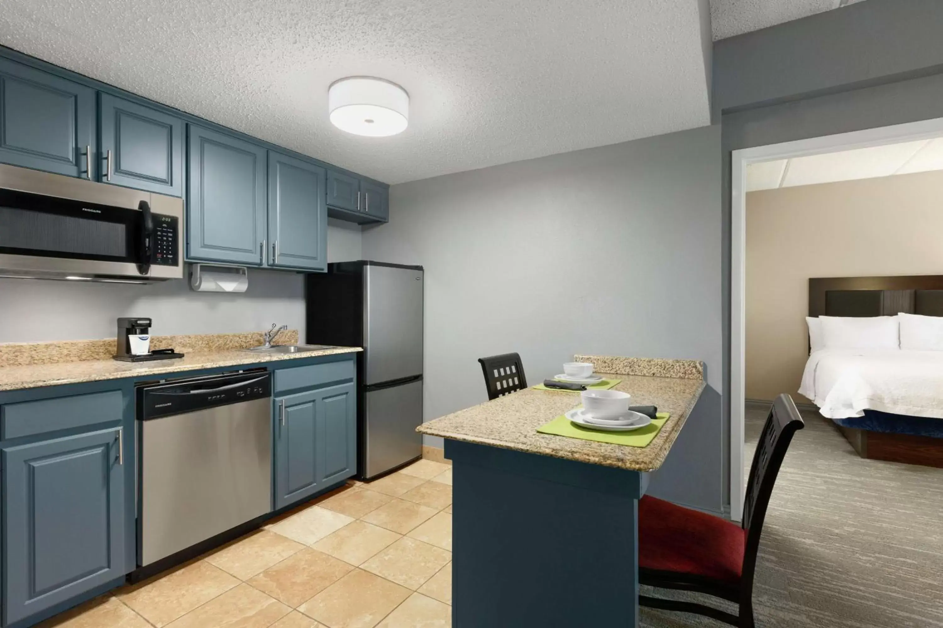 Kitchen or kitchenette, Kitchen/Kitchenette in Hampton Inn and Suites Houston Clear Lake NASA