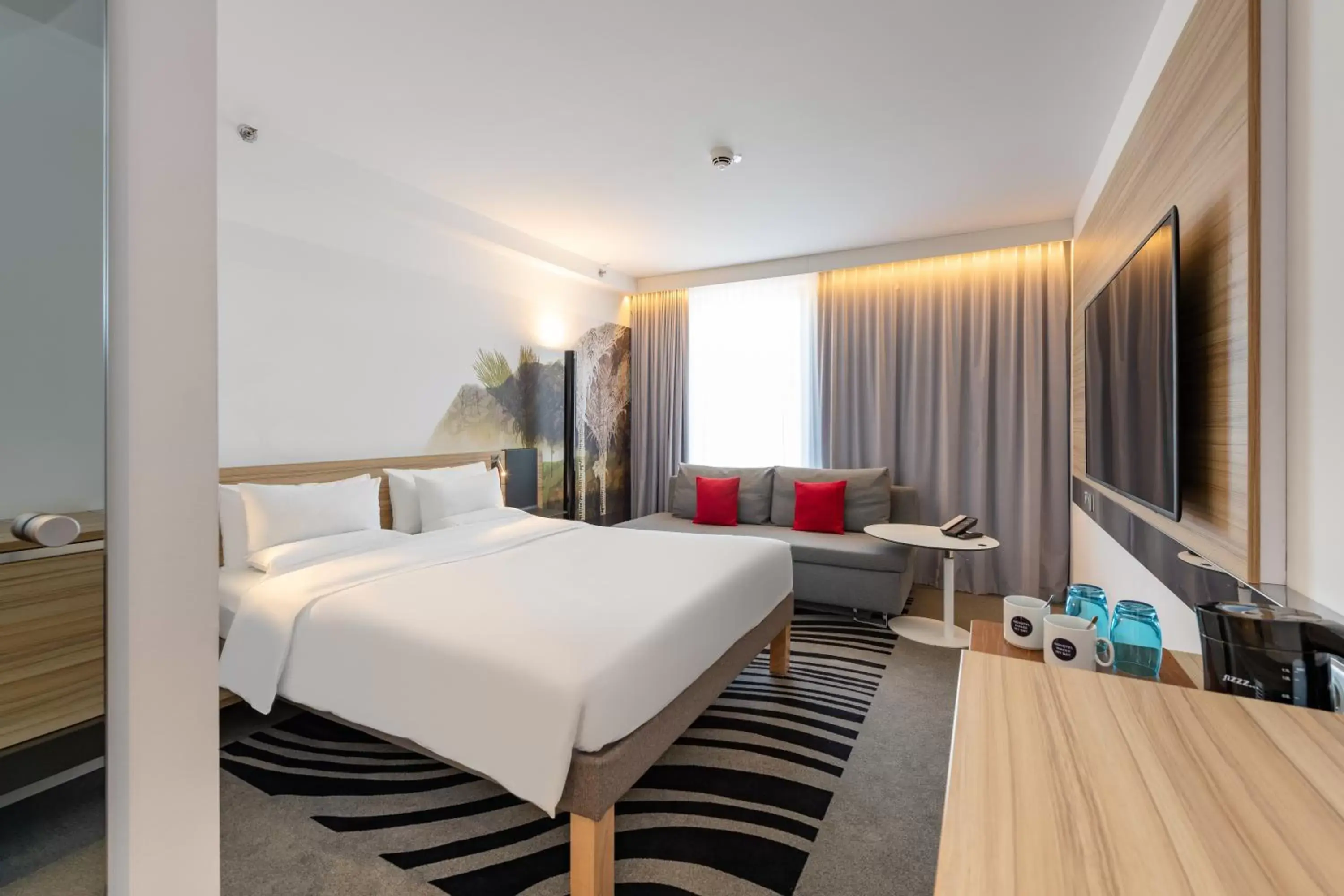 Photo of the whole room, Bed in Novotel Wien Hauptbahnhof