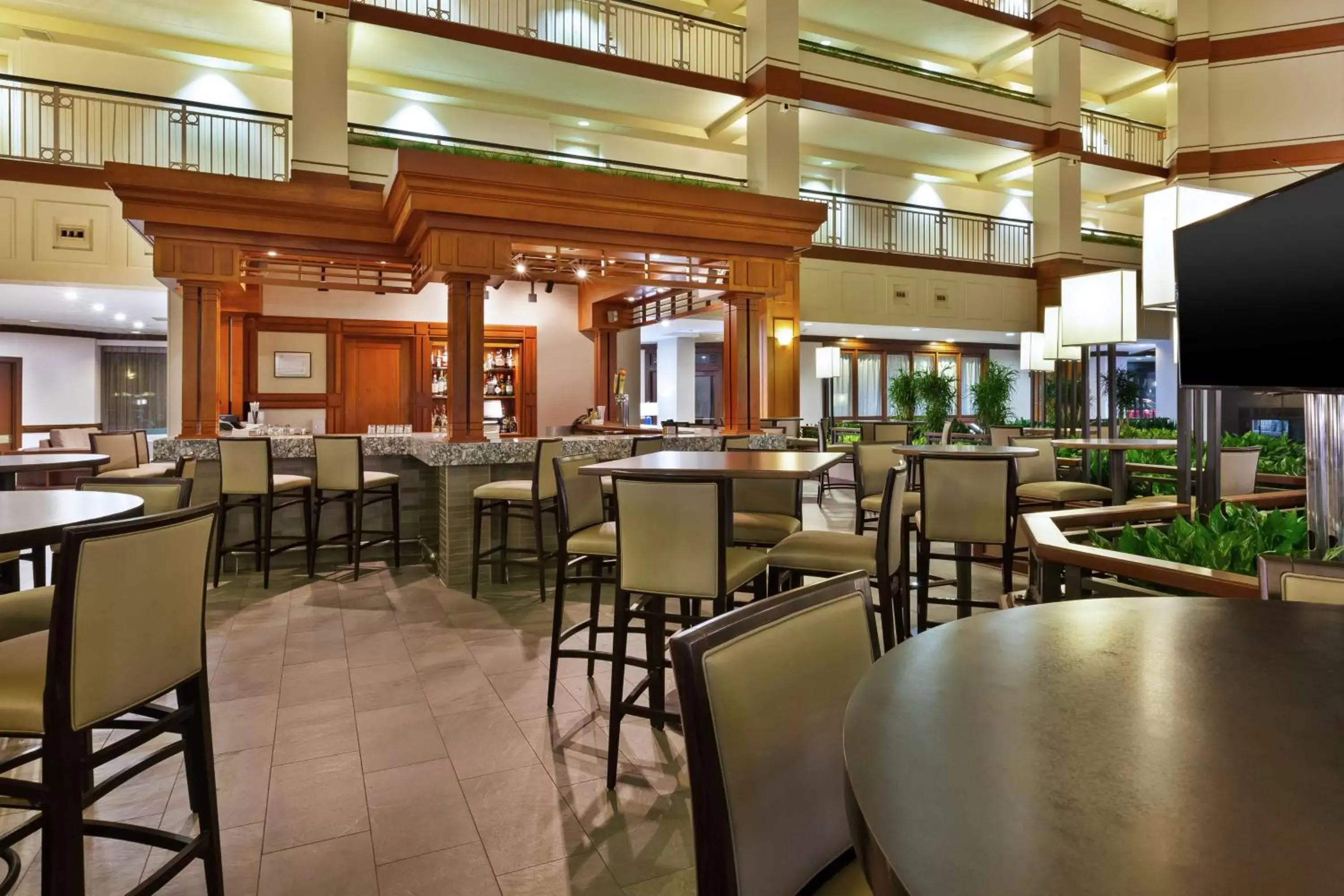 Lounge or bar, Restaurant/Places to Eat in Embassy Suites by Hilton Auburn Hills