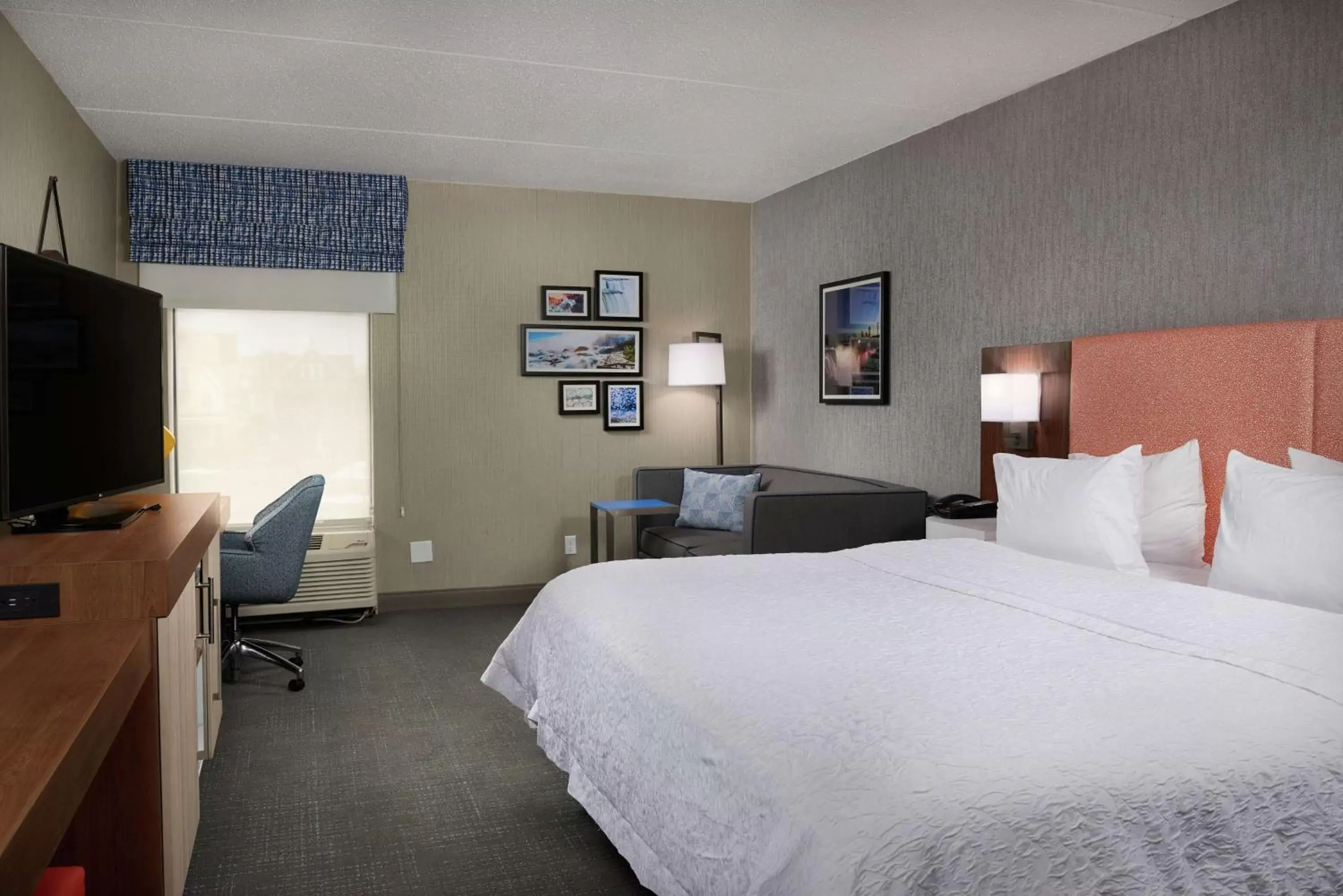 Bedroom, Bed in Hampton Inn Niagara Falls