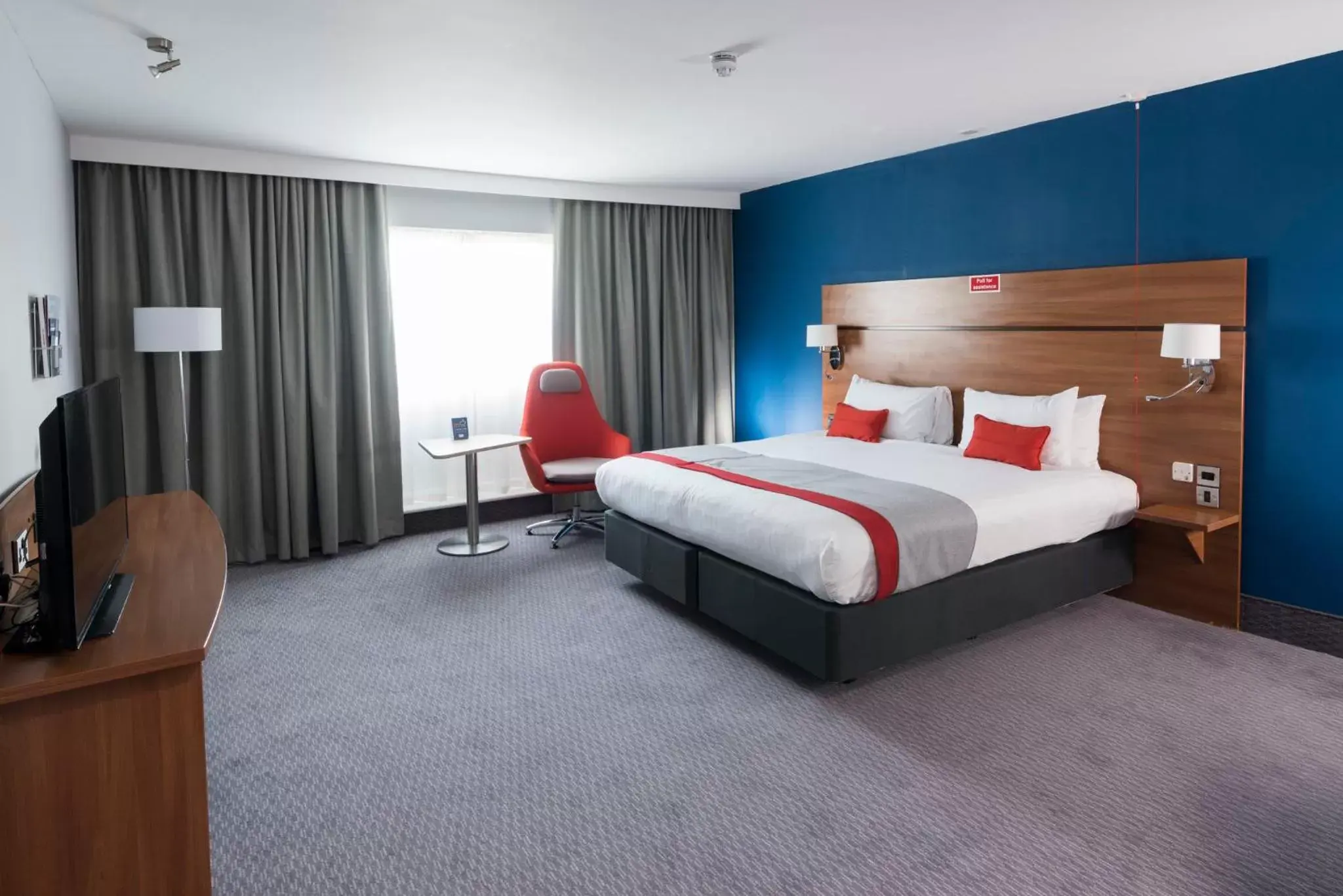 Photo of the whole room, Bed in Holiday Inn Express Birmingham Star City, an IHG Hotel