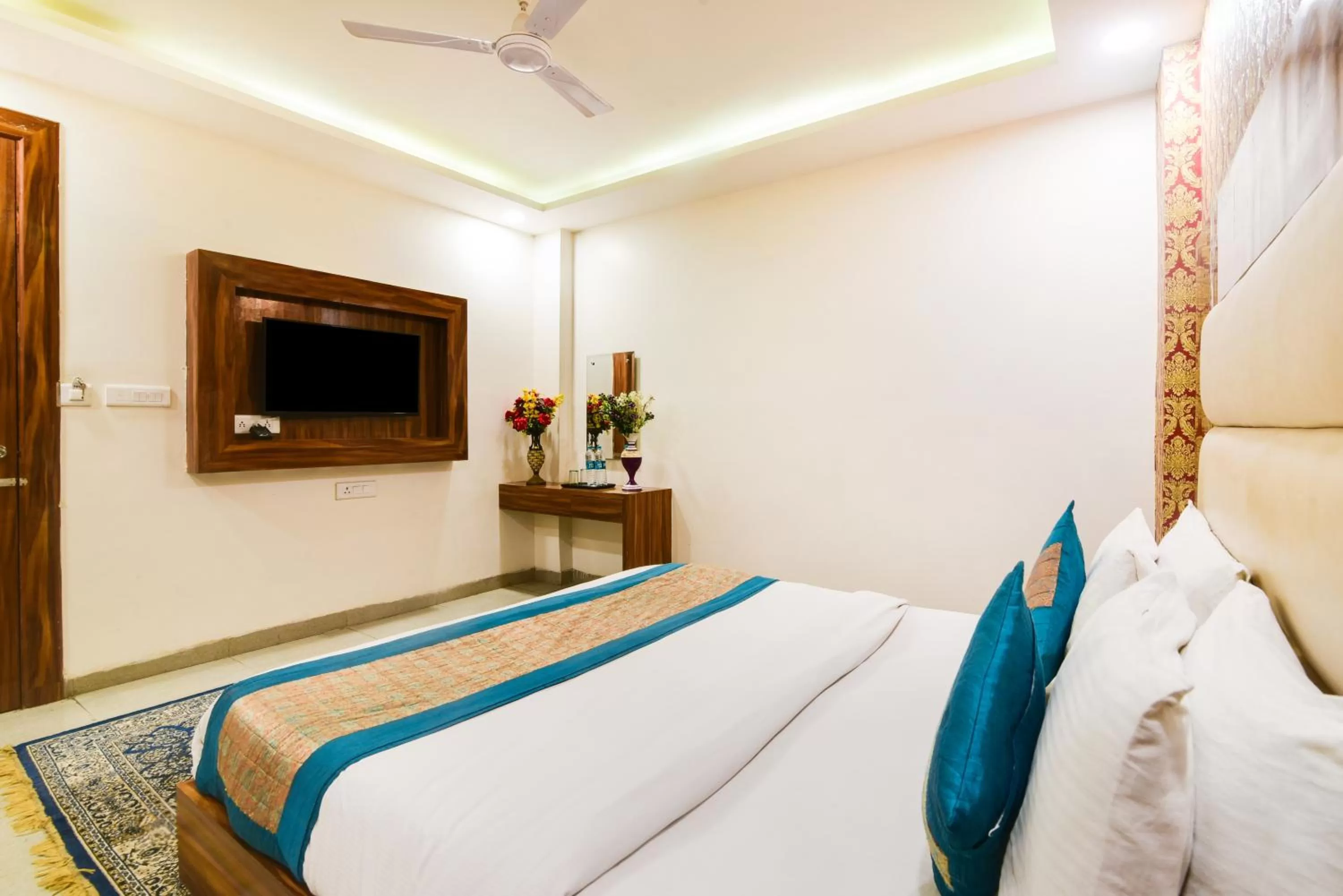 TV and multimedia, Bed in Olivia Hotels At Delhi Airport
