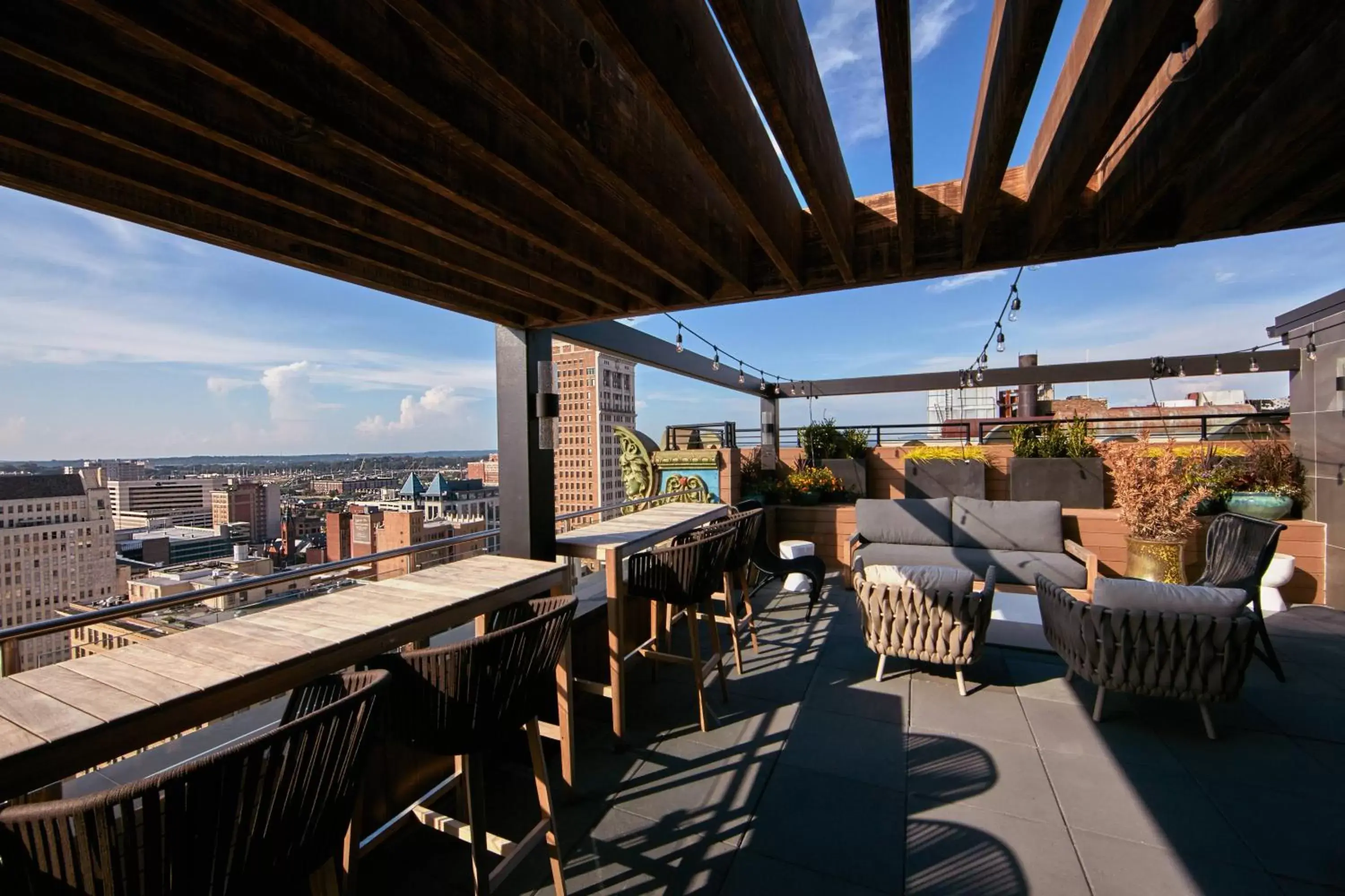 Lounge or bar in Elyton Hotel, Autograph Collection