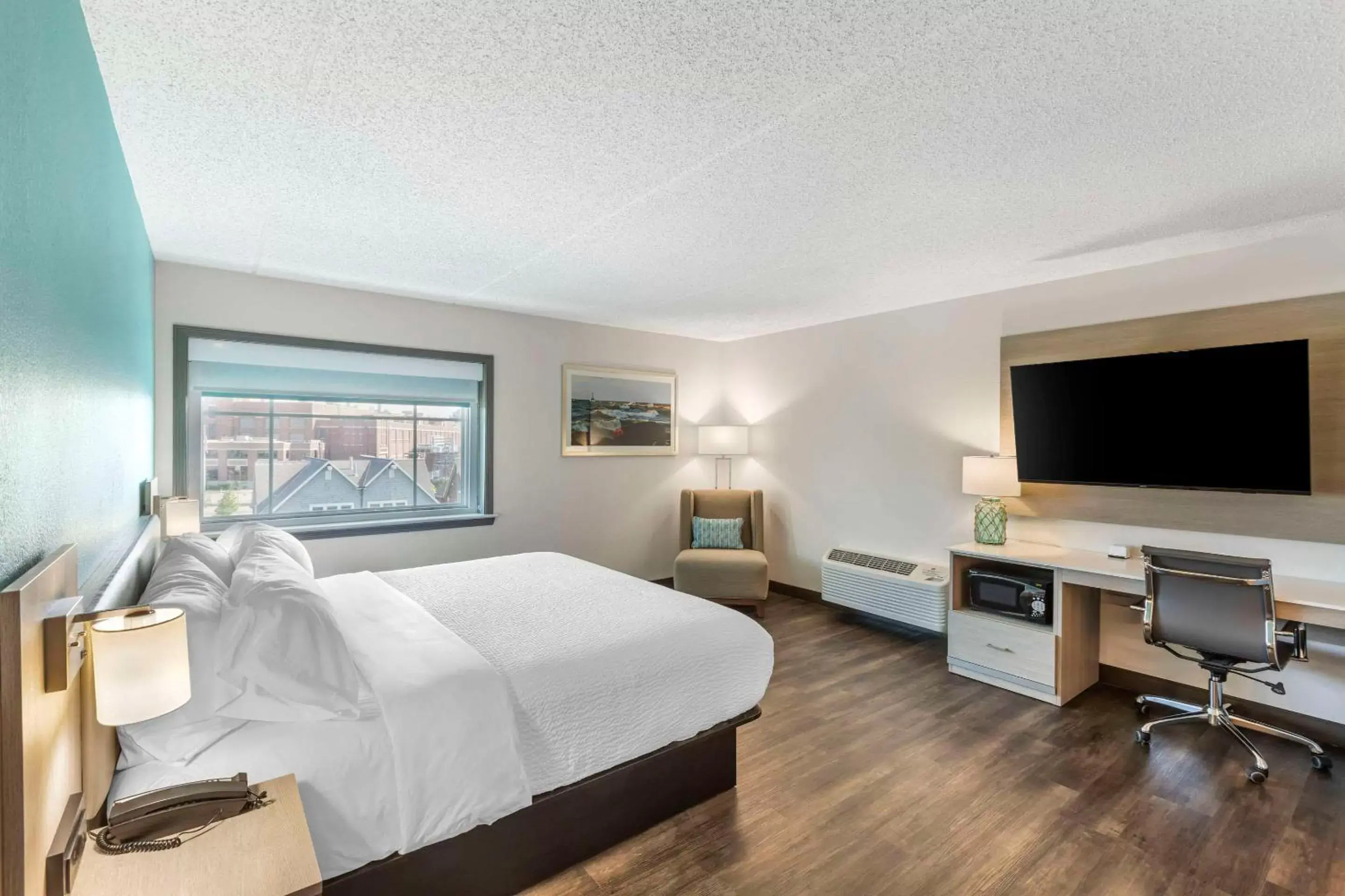 Bedroom, TV/Entertainment Center in The Harborview, Ascend Hotel Collection