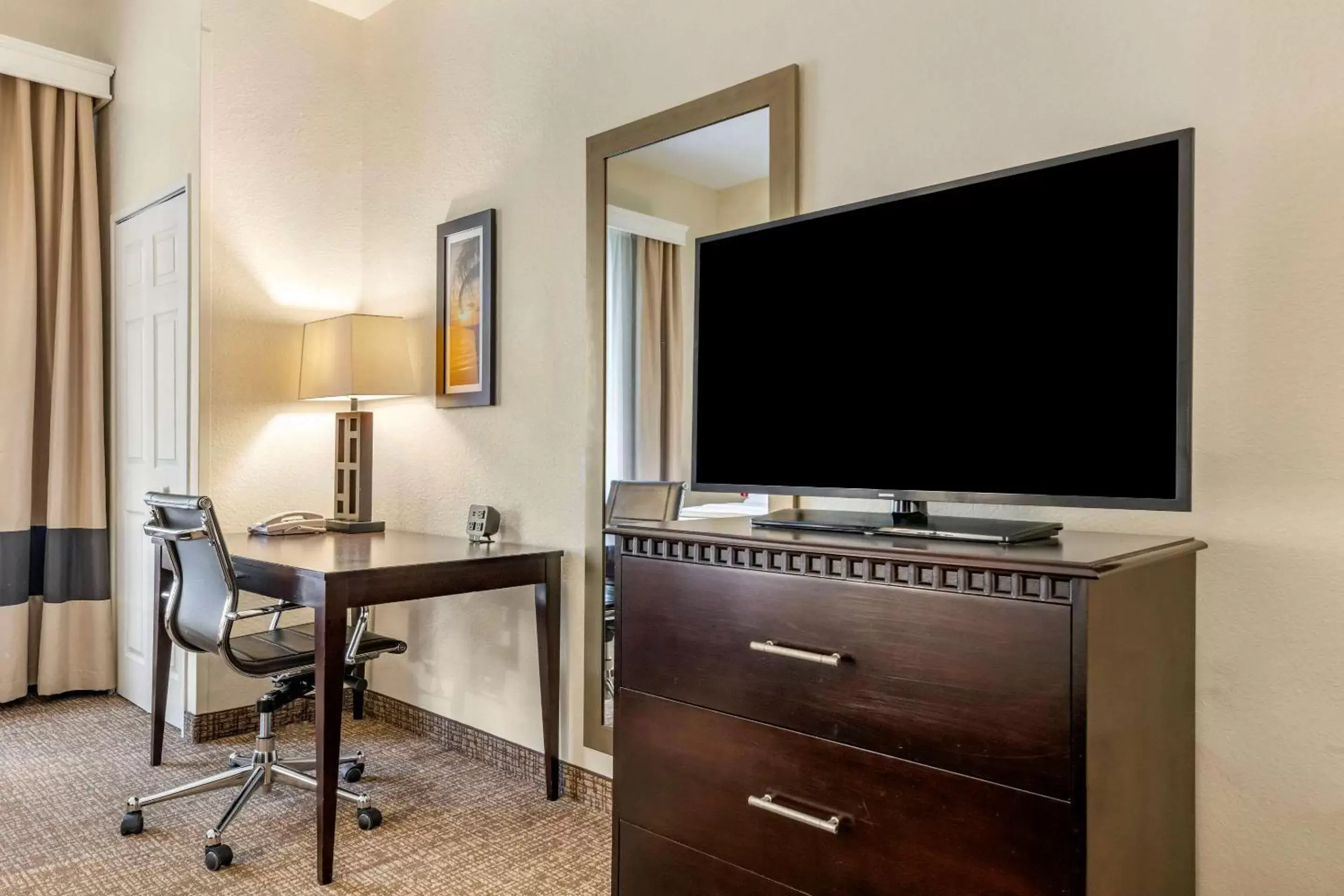 Photo of the whole room, TV/Entertainment Center in Comfort Suites Maingate East