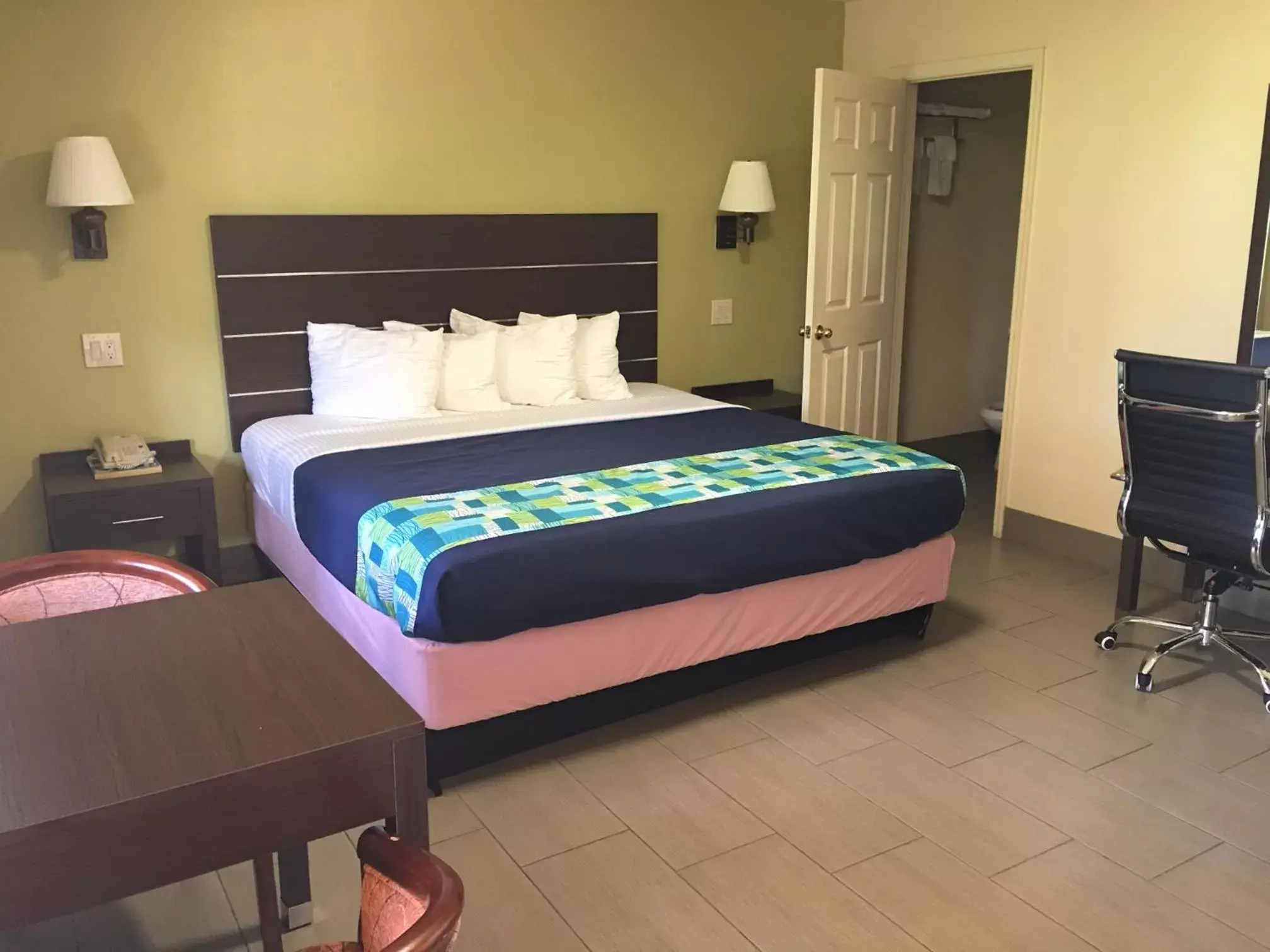Photo of the whole room, Bed in American Inn Punta Gorda