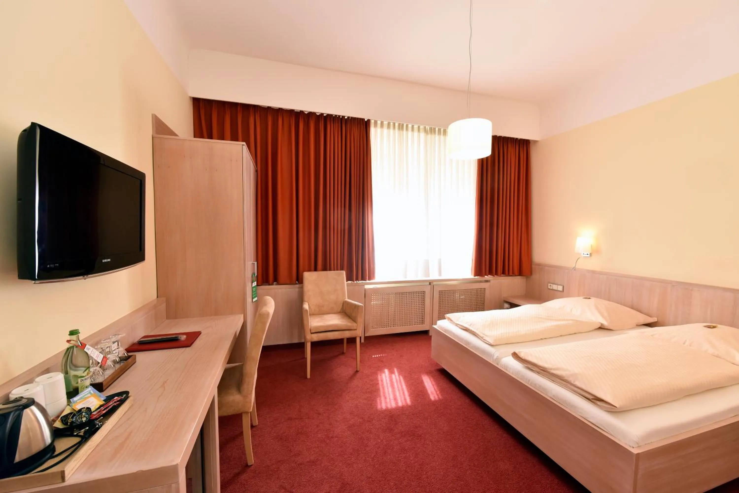 Photo of the whole room, Bed in Hotel ADRIA München