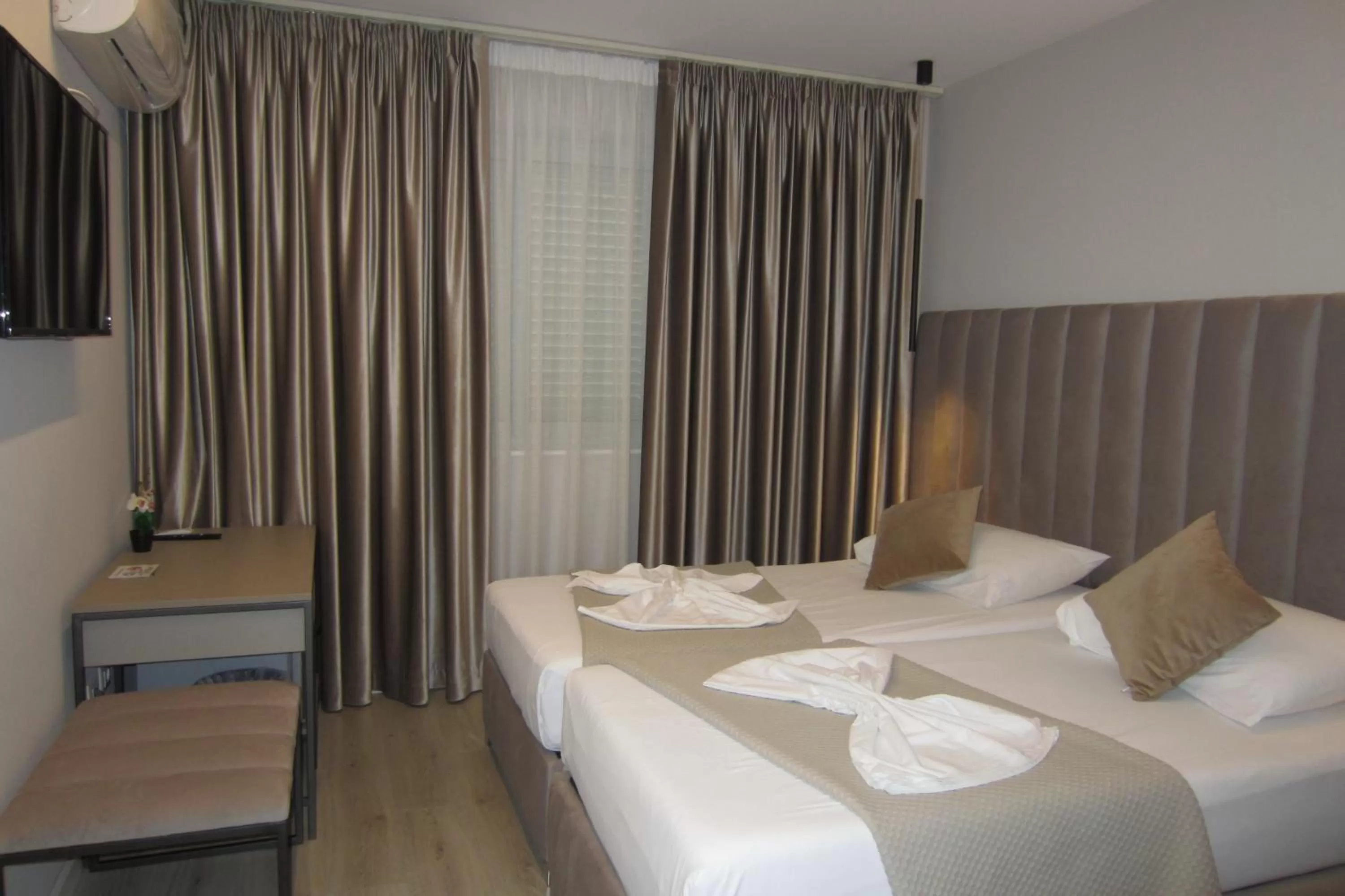 Bedroom, Bed in Freddy's Hotel