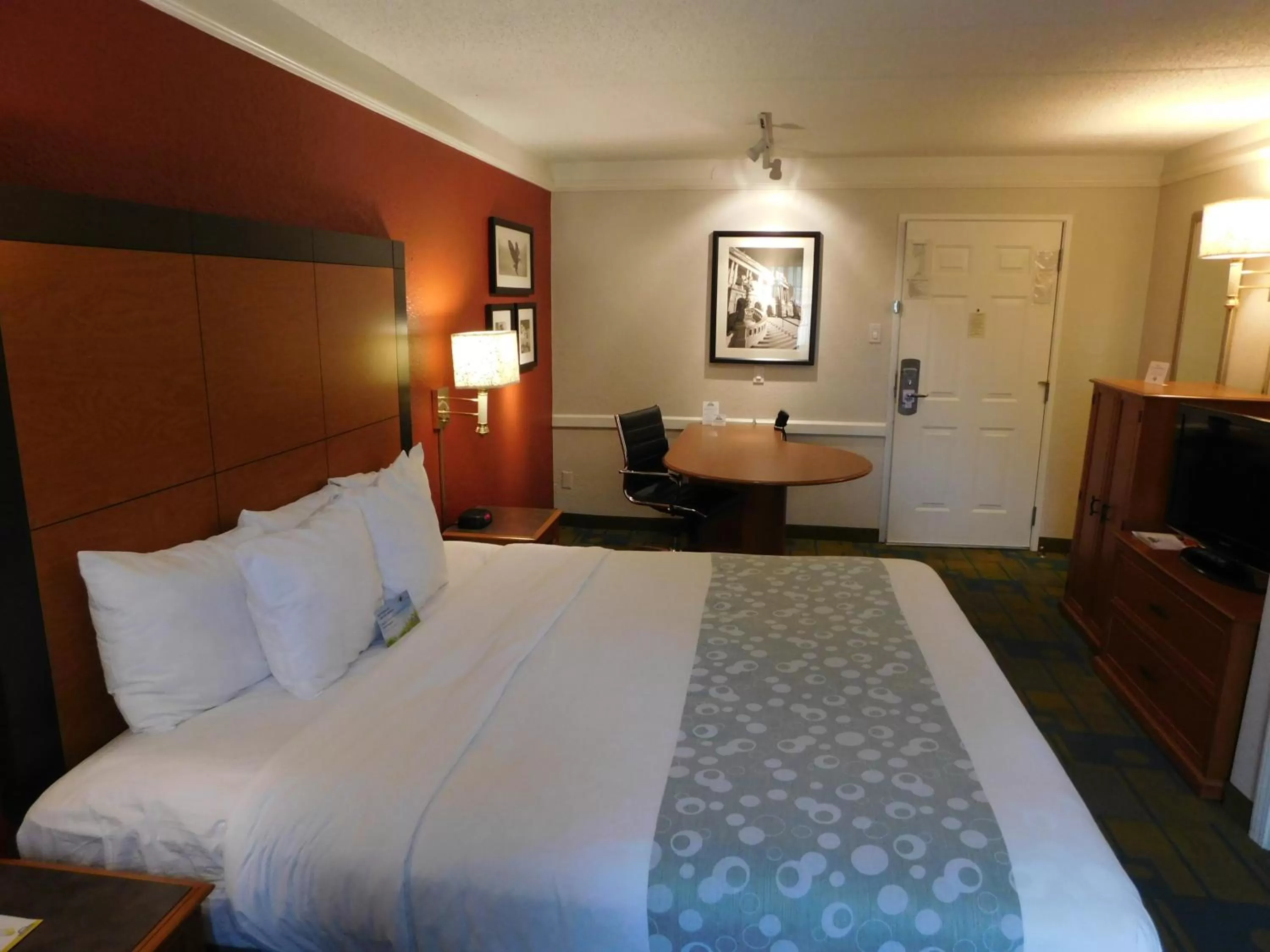 Deluxe King Room - Non-Smoking in Days Inn & Suites by Wyndham Schaumburg- Woodfield Mall