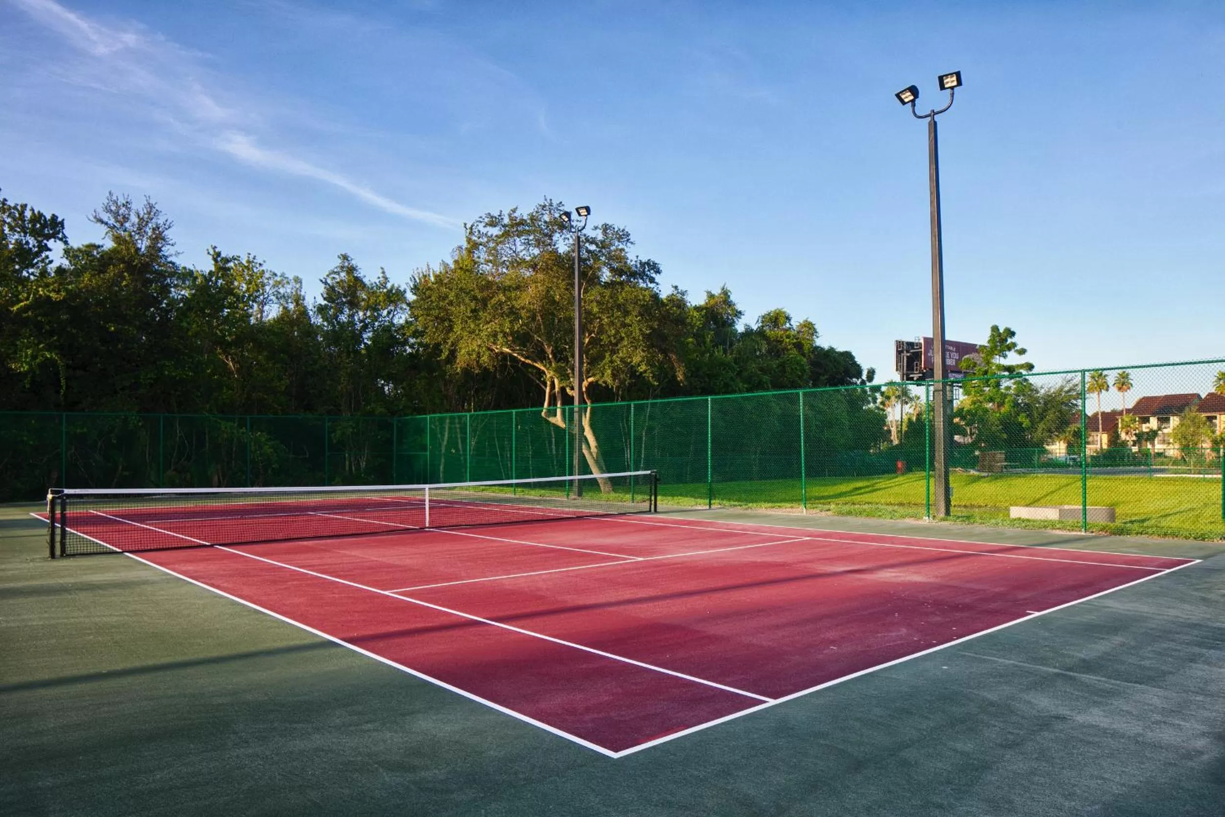 Tennis court in Red Lion Hotel Orlando Lake Buena Vista South- Near Disney
