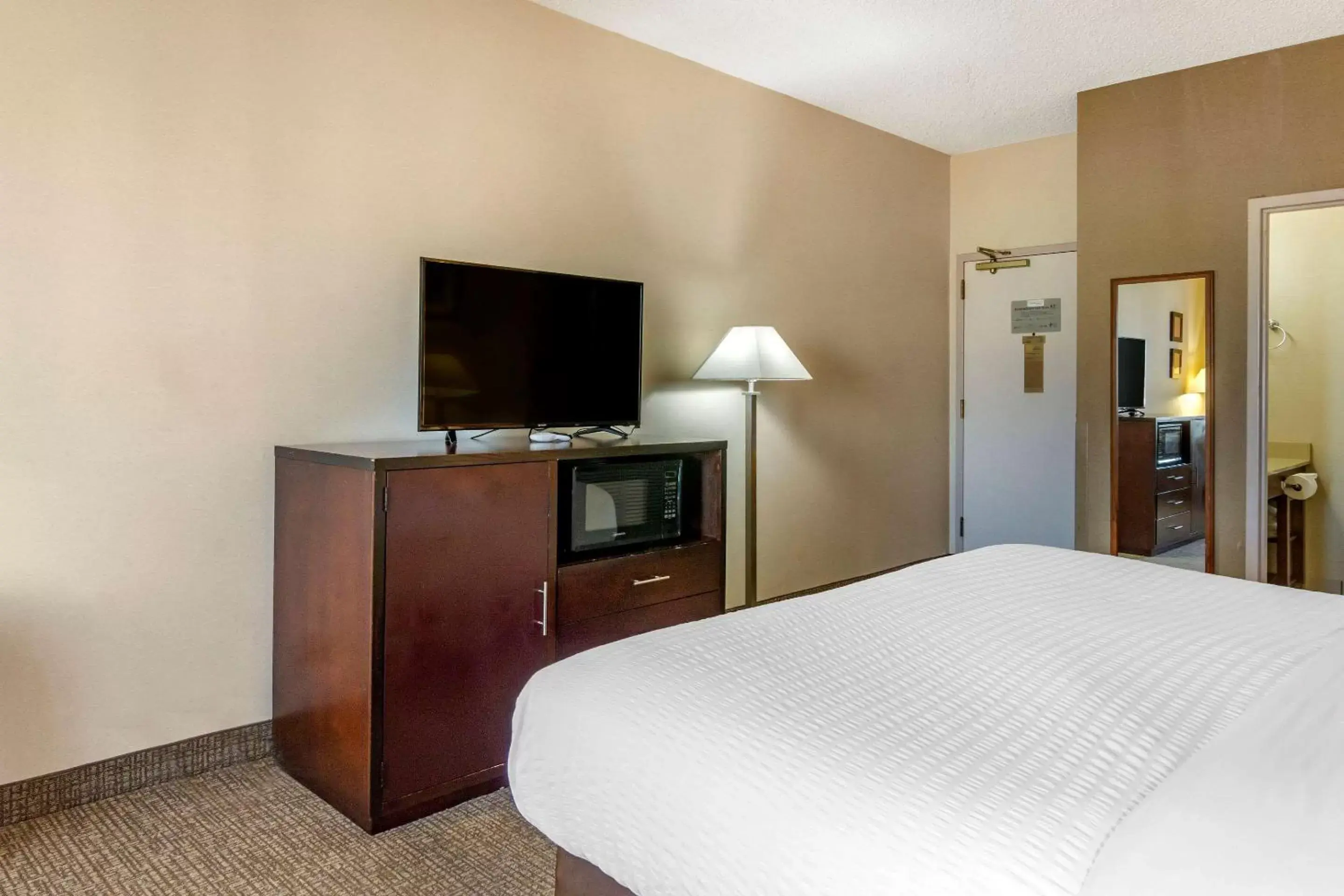 Photo of the whole room, Bed in Comfort Inn & Suites Seattle North