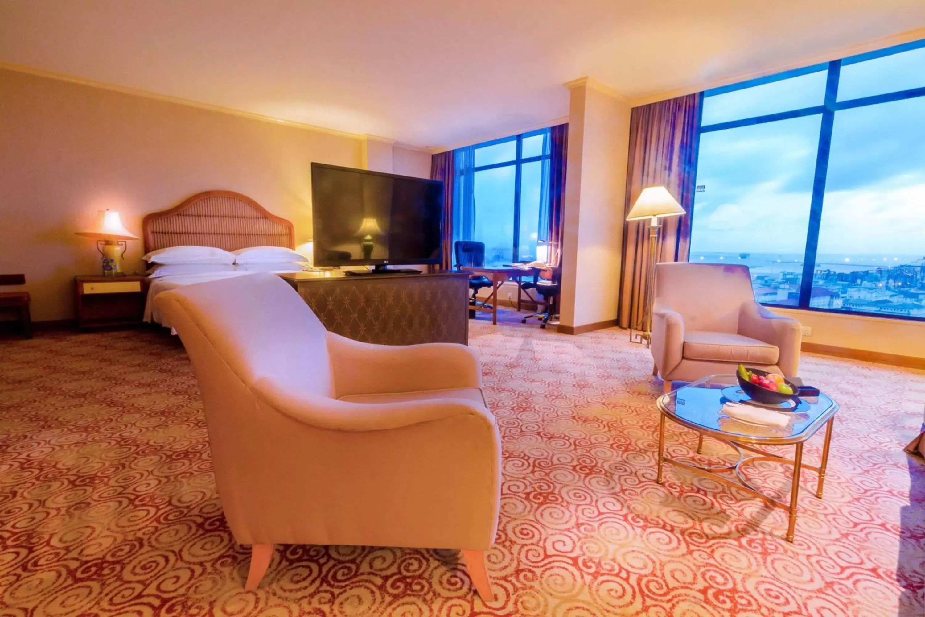 Bed, Seating Area in Hilton Colombo Hotel