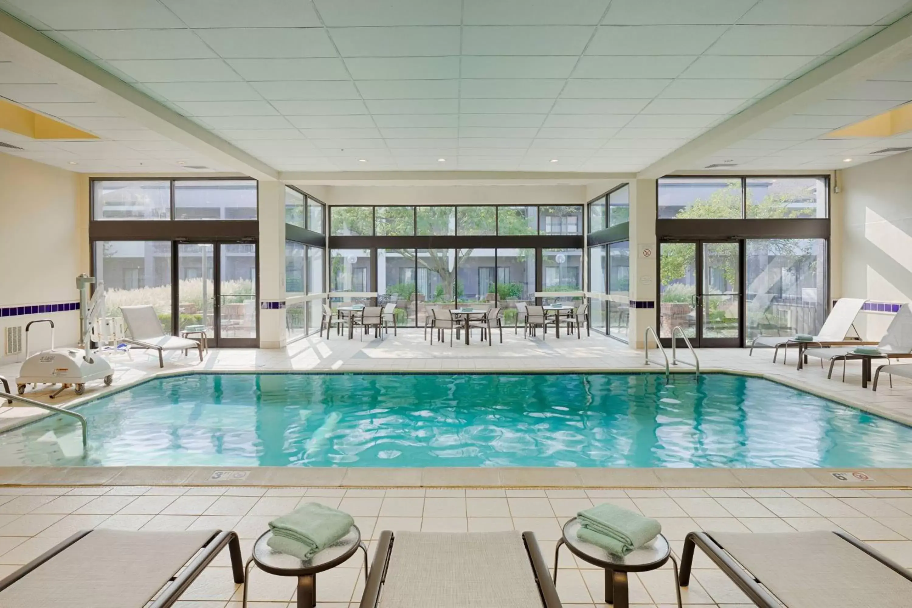 Swimming Pool in Courtyard Cincinnati Blue Ash