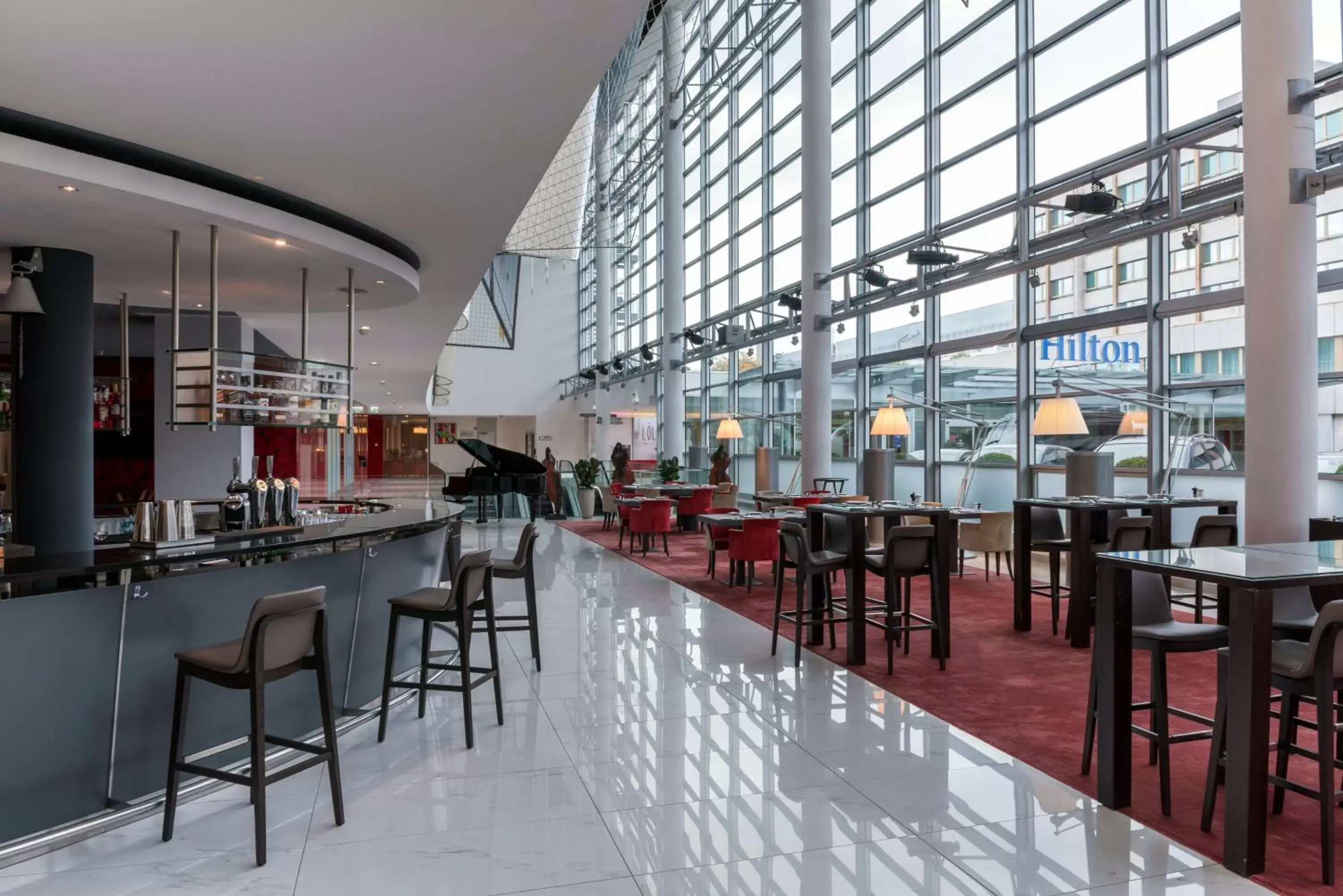 Lounge or bar, Restaurant/Places to Eat in Hilton Geneva Hotel and Conference Centre