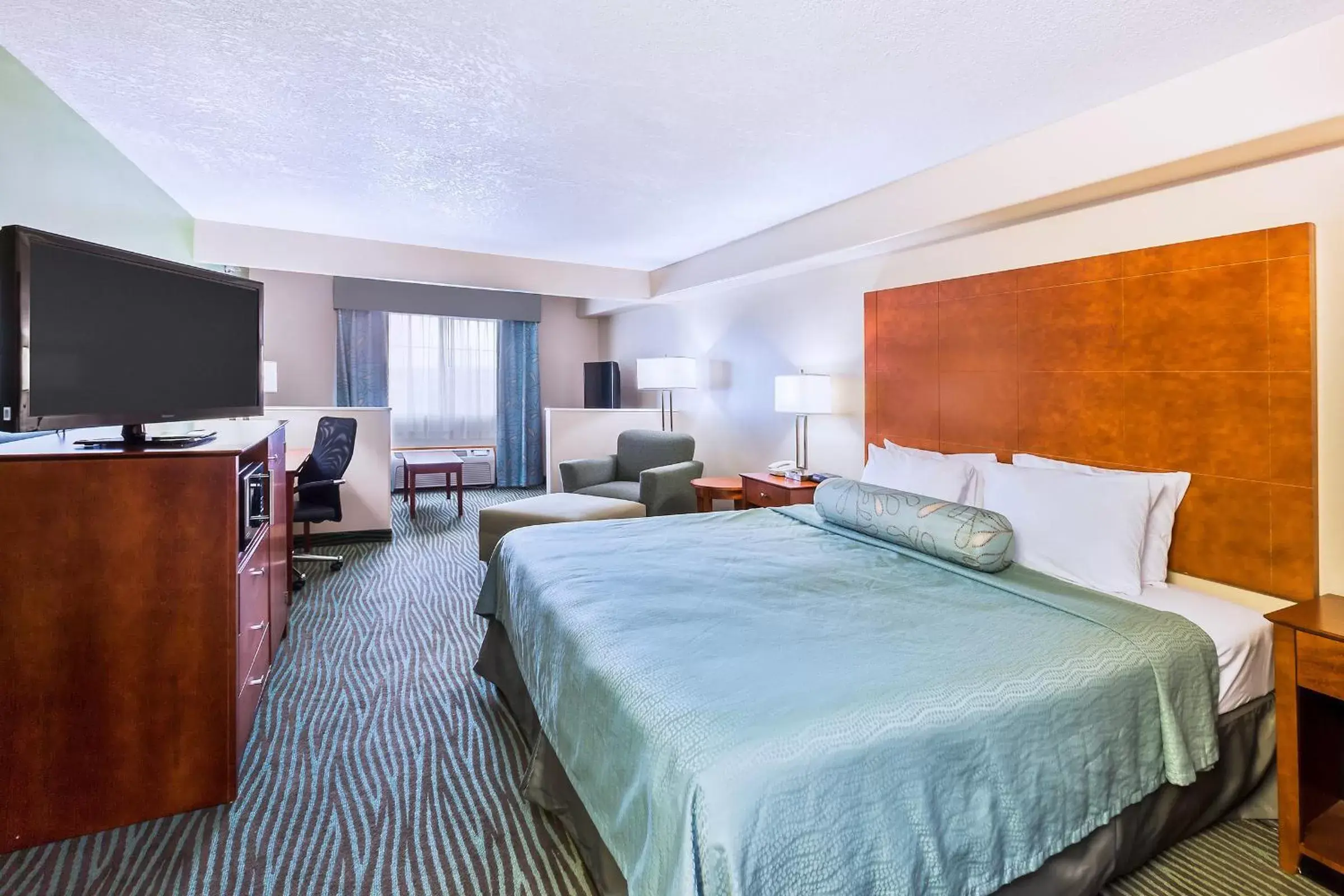 Bed in AmericInn by Wyndham Des Moines Airport