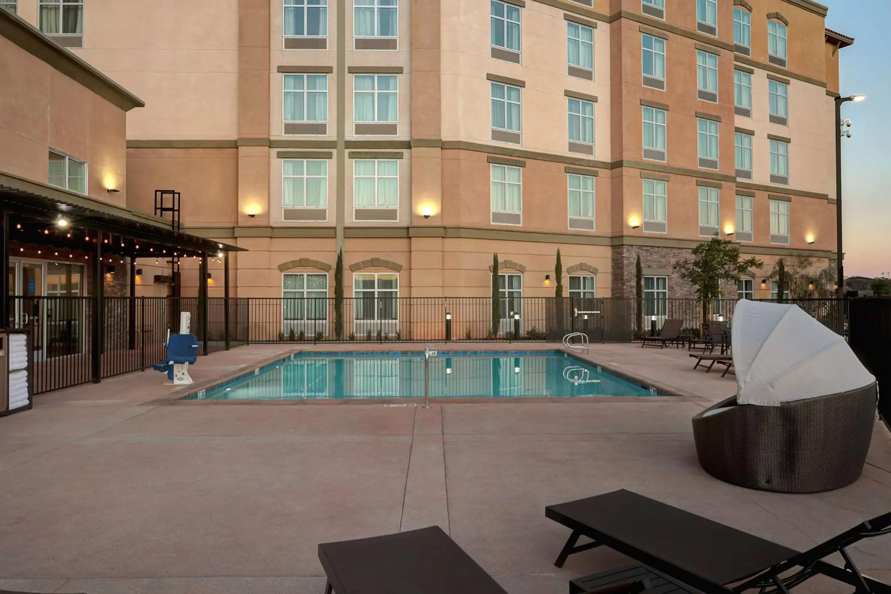 Property building, Swimming Pool in Homewood Suites By Hilton Santa Clarita/Valencia, Ca