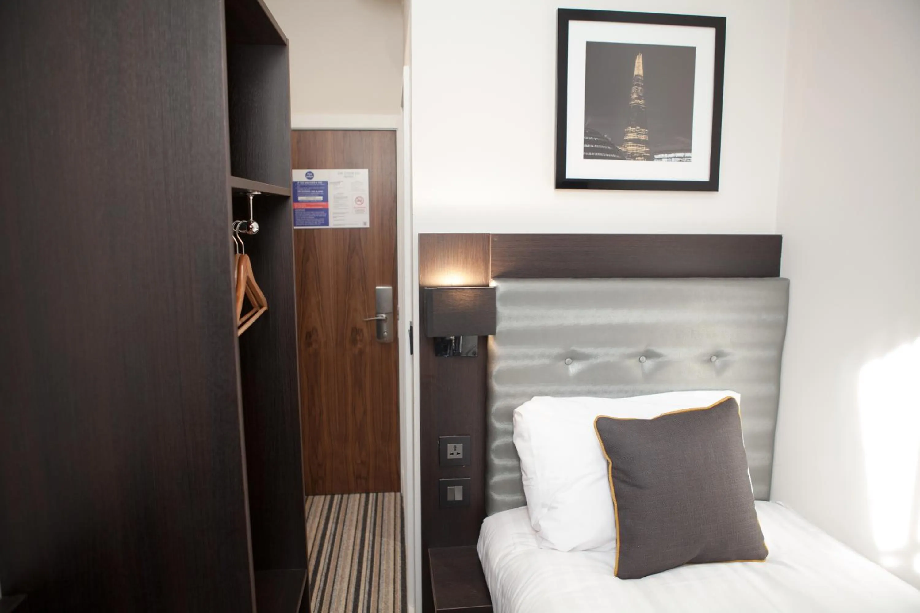 Photo of the whole room, Bed in The Tudor Inn Hotel