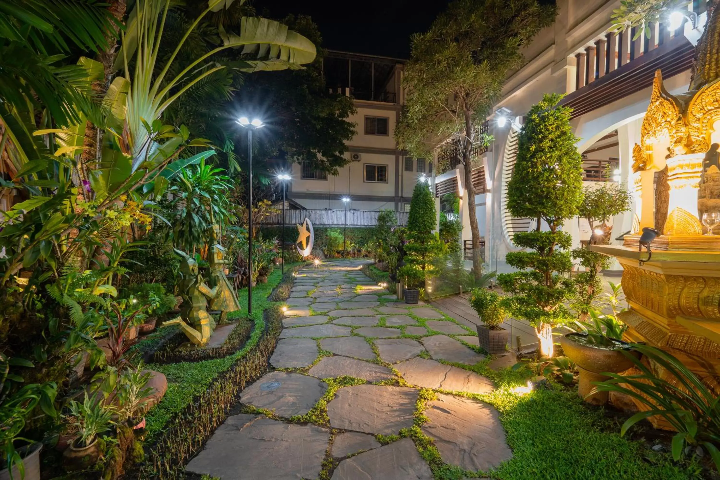 Restaurant/places to eat, Garden in The Night Hotel