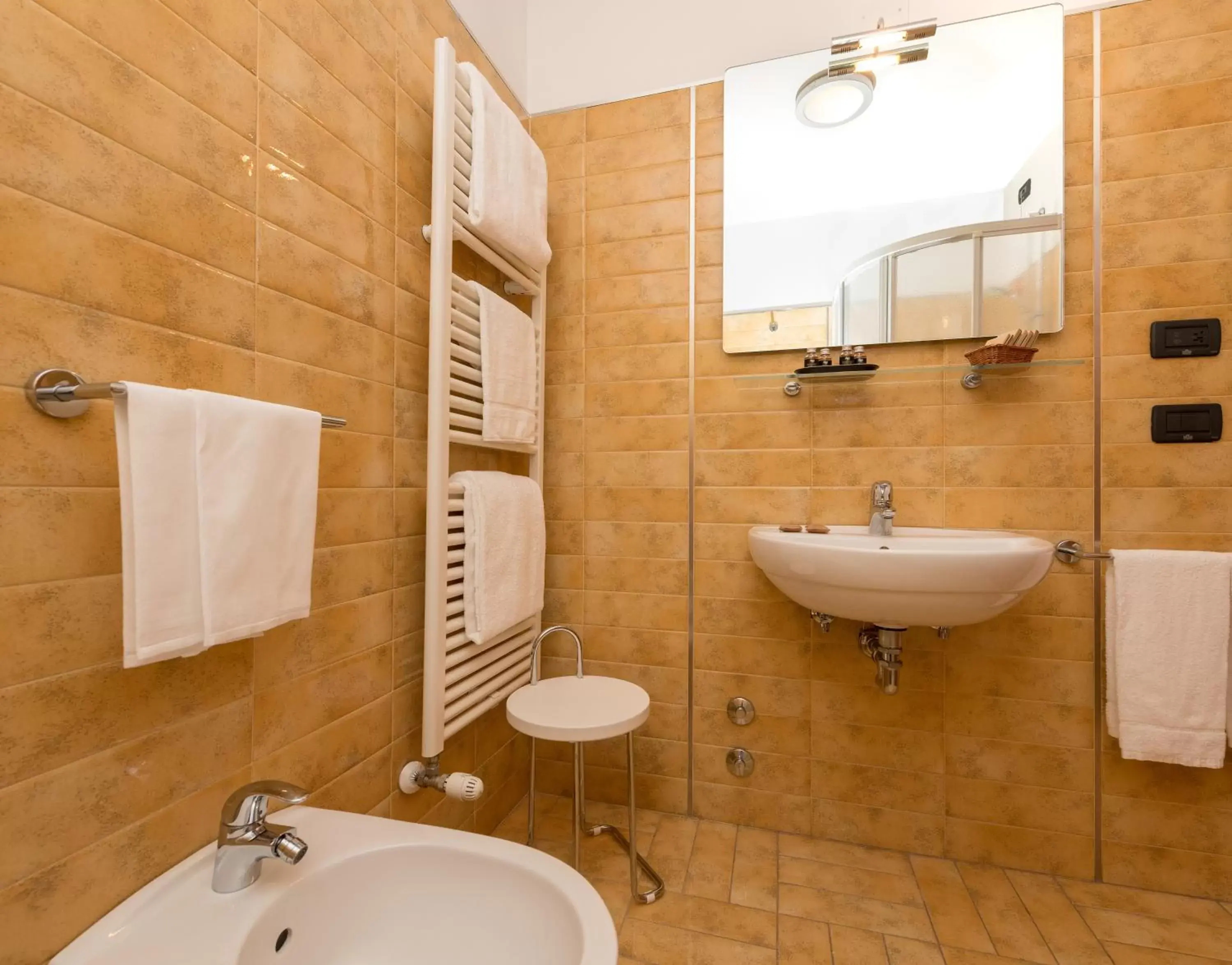 Shower, Bathroom in Hotel Casa Del Pellegrino