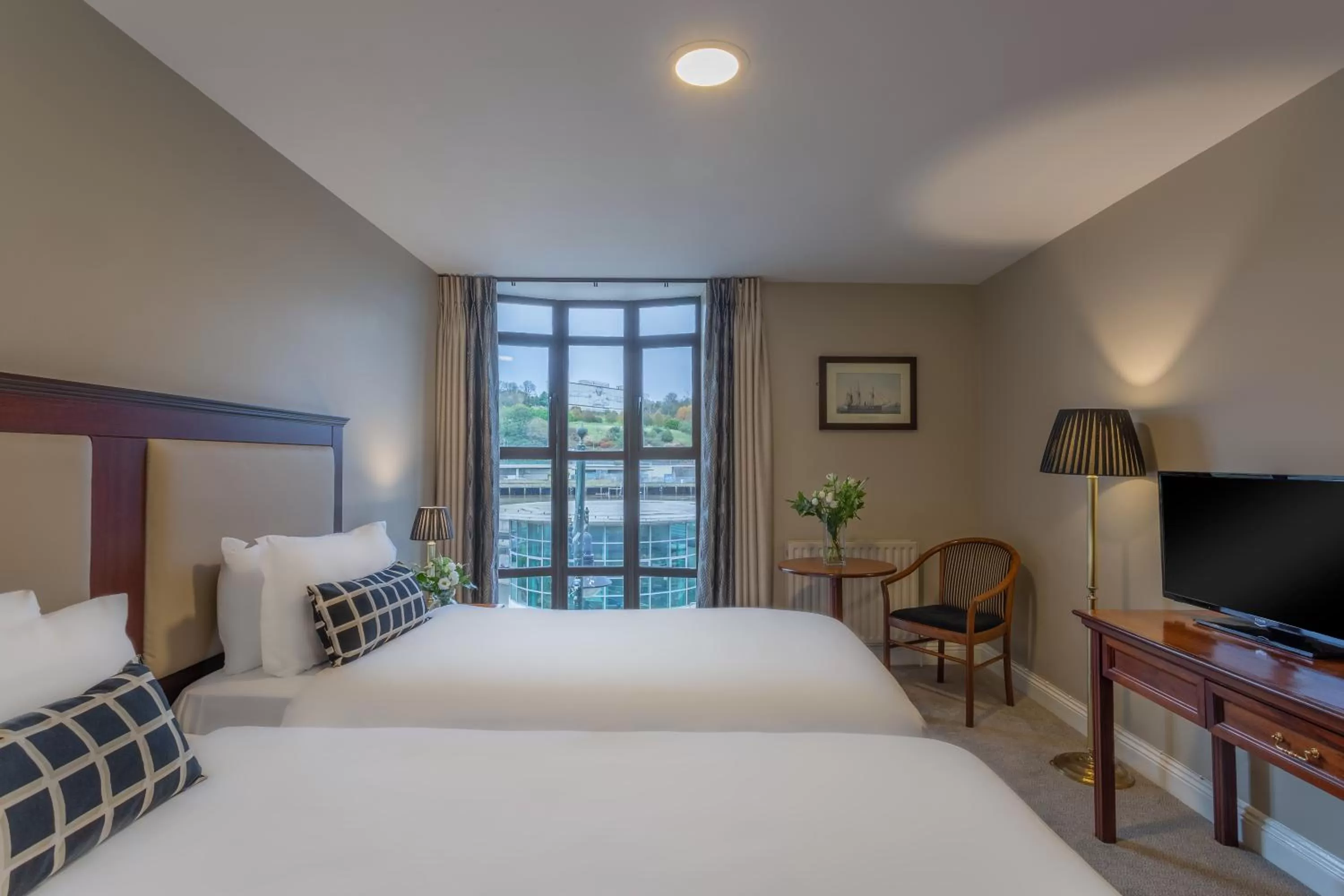 Photo of the whole room, Bed in Dooley's Hotel