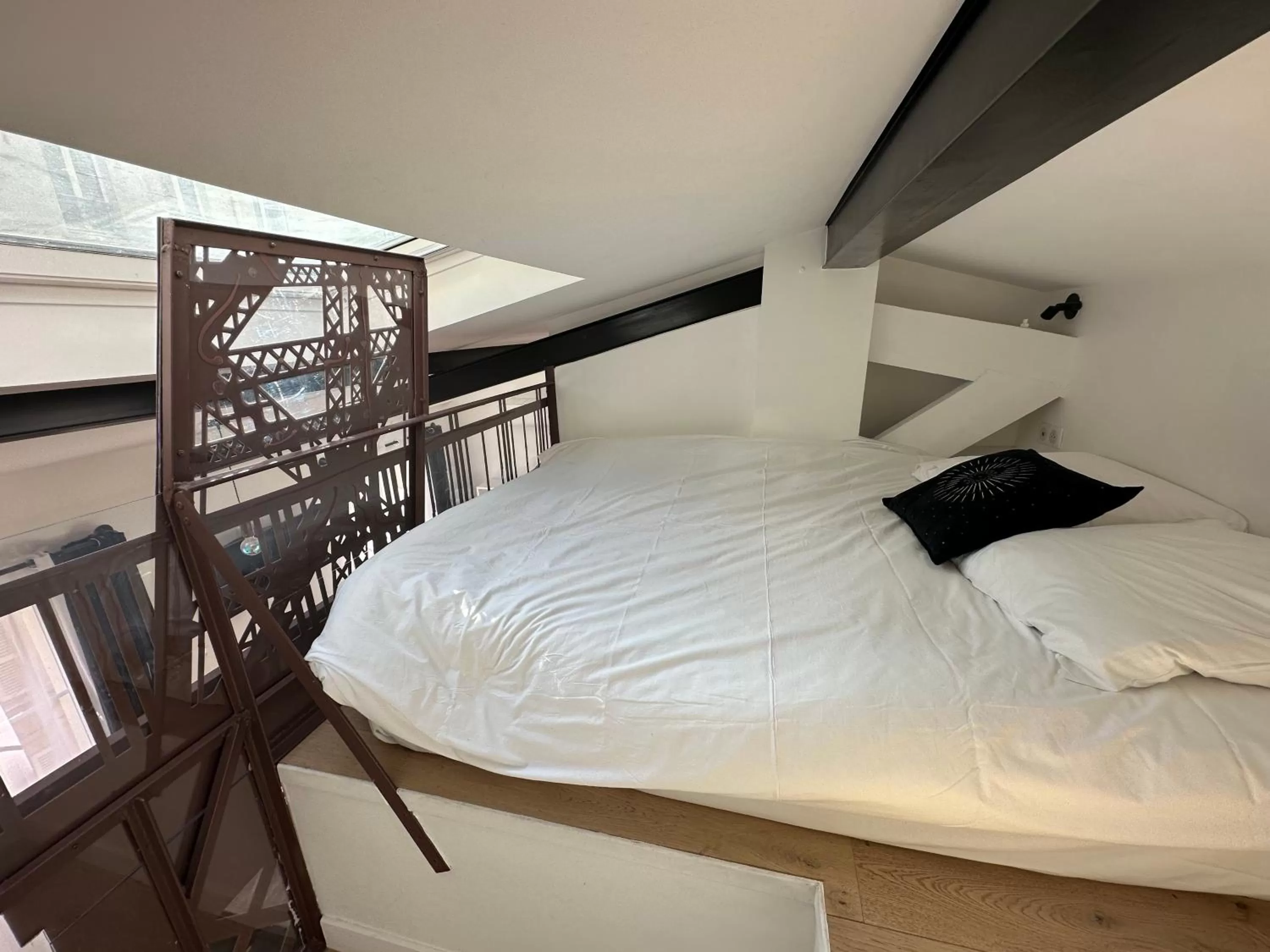 Bed in Beatrice et Emmanuel Meublé Eiffel