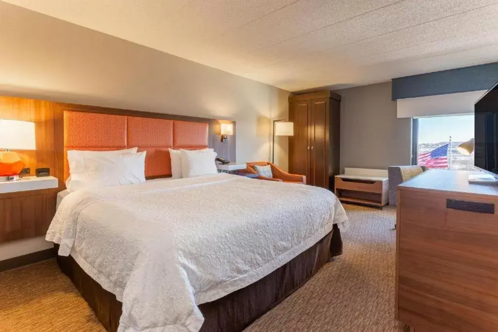 Photo of the whole room, Bed in Hampton Inn Madison East Towne Mall Area