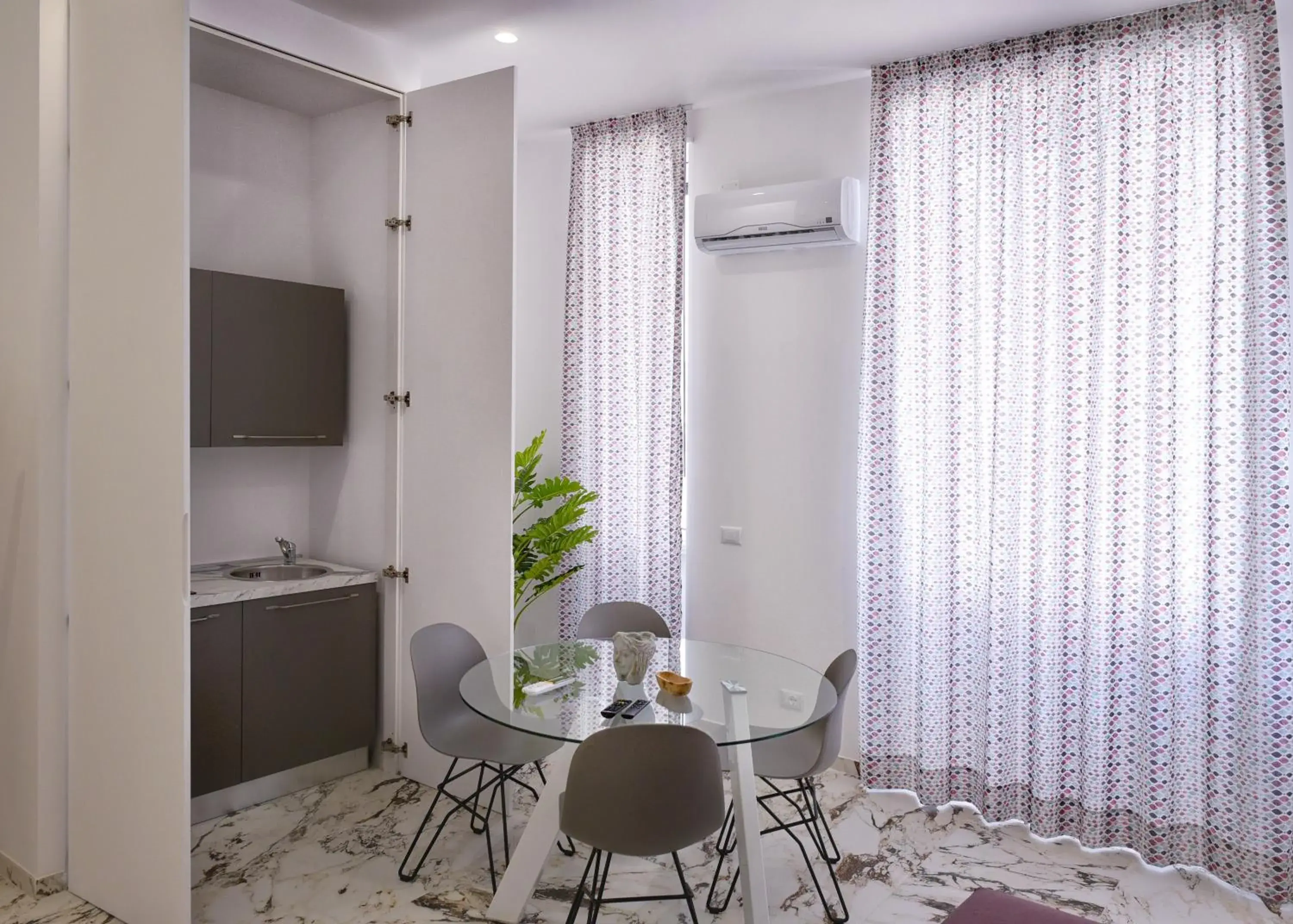 Kitchen or kitchenette, Dining Area in Hotel Exclusive