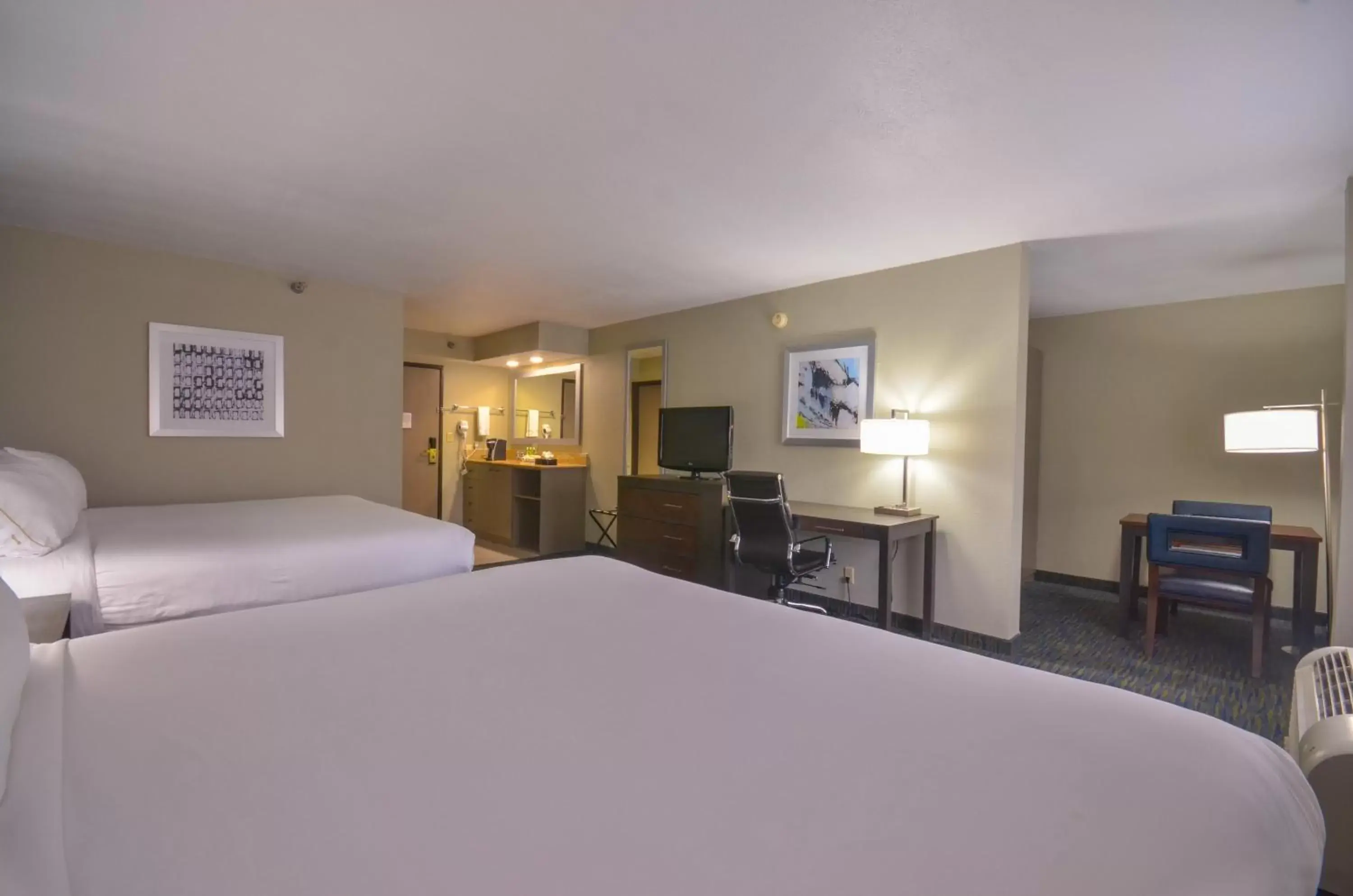 Photo of the whole room, Bed in Holiday Inn Express & Suites Fayetteville University of Arkansas Area, an IHG Hotel