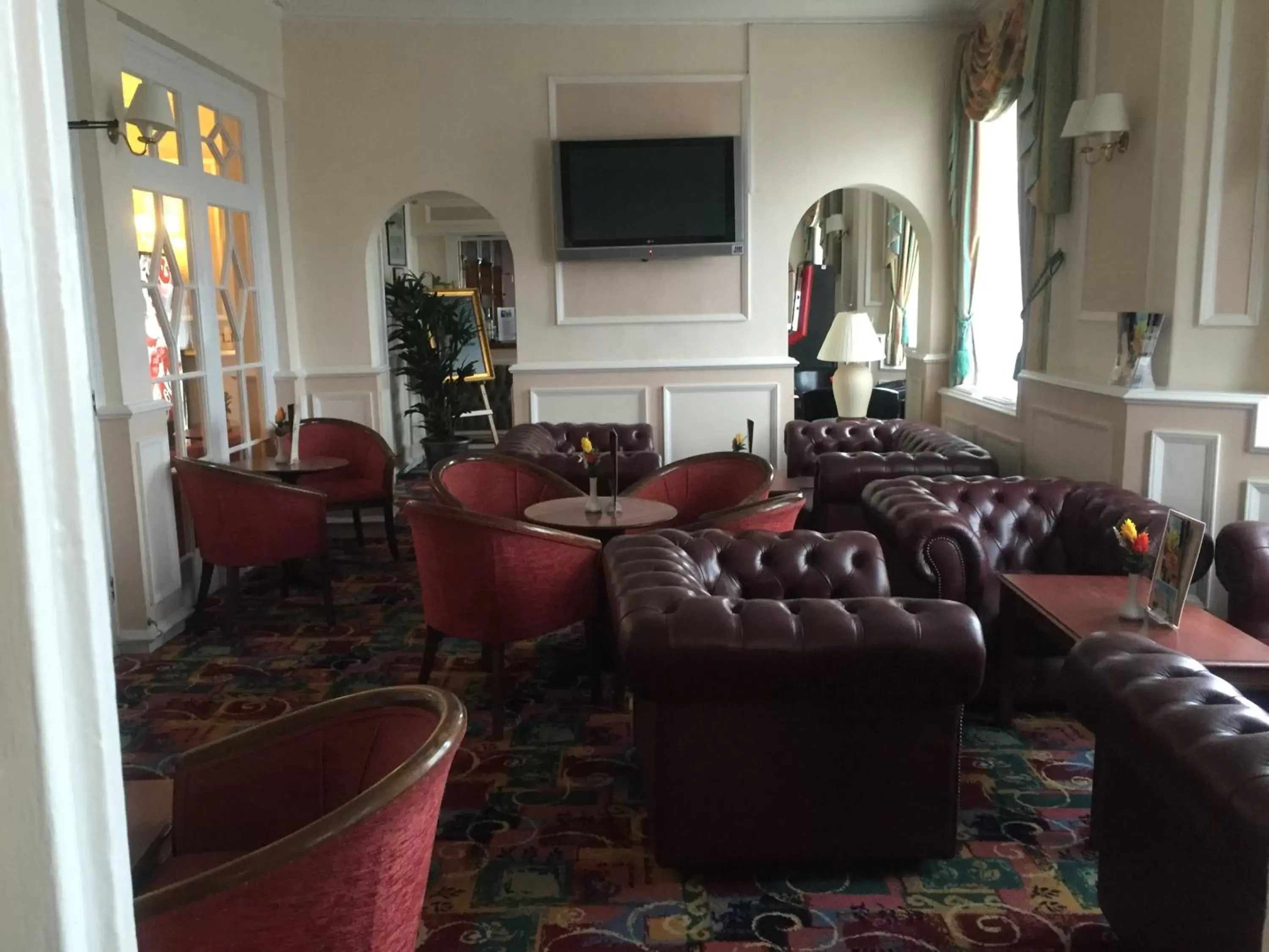 Communal lounge/ TV room in Clifton Hotel