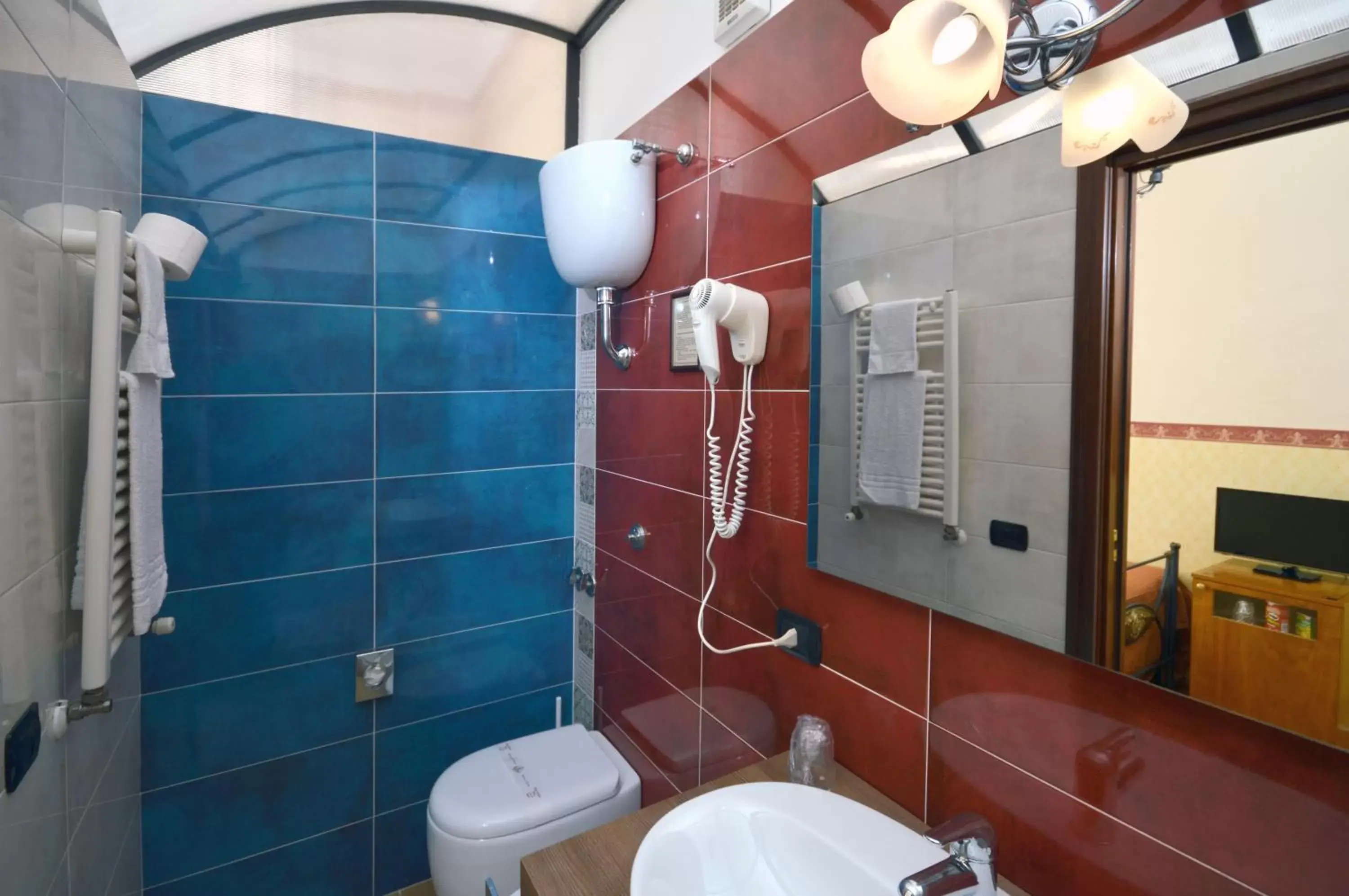 Toilet, Bathroom in Pinto-Storey Hotel