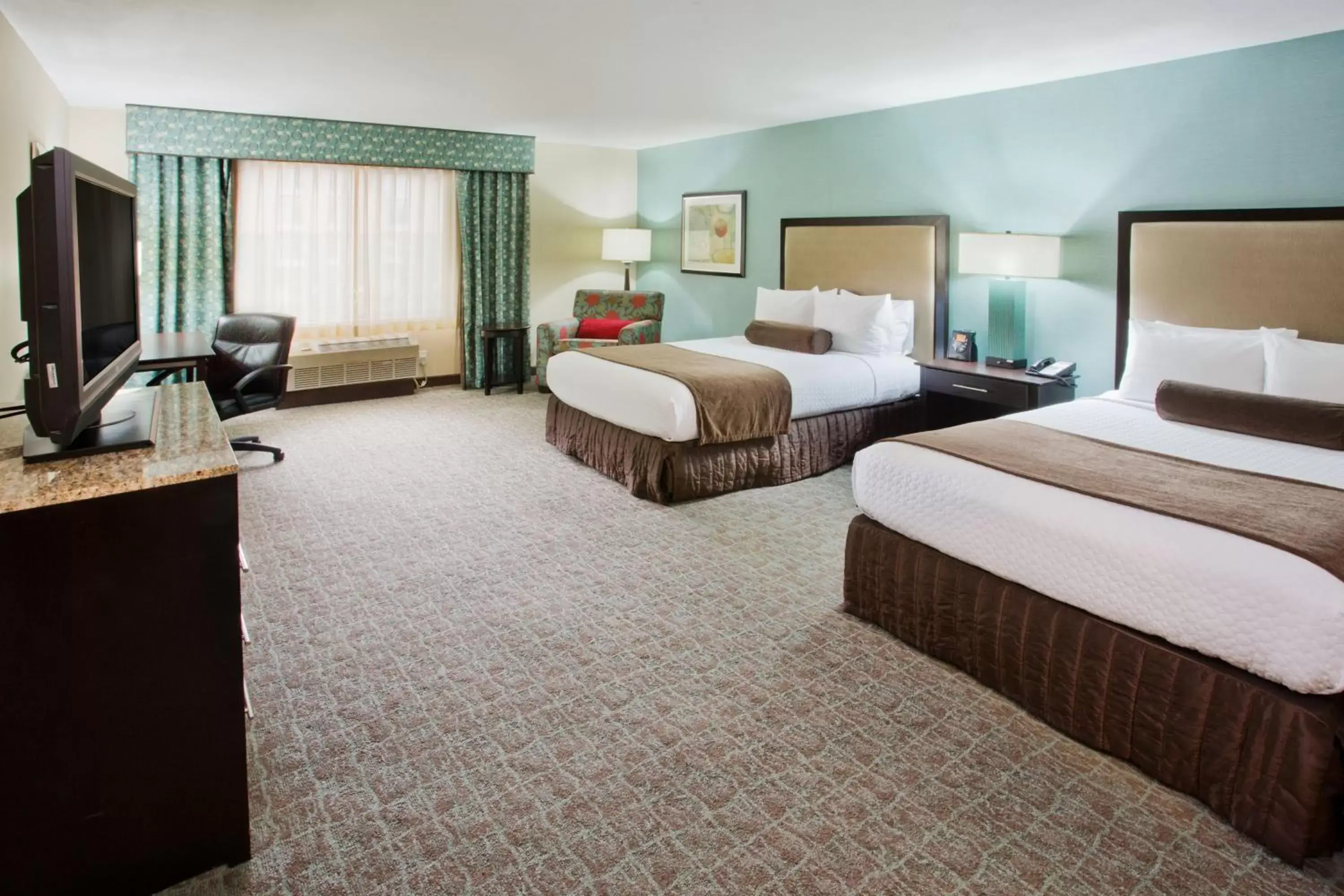 Photo of the whole room, Bed in Crowne Plaza Anchorage-Midtown, an IHG Hotel