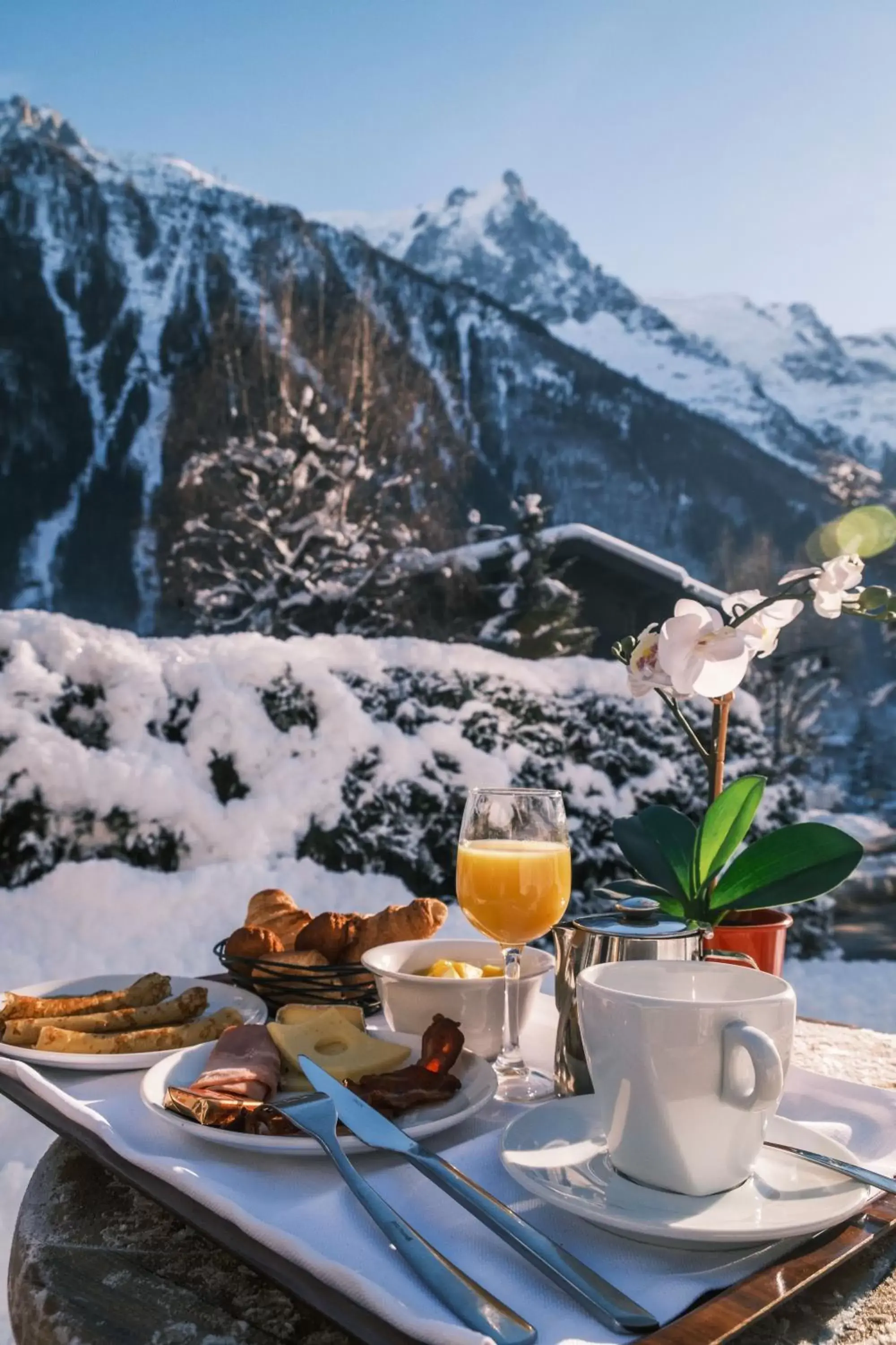 Breakfast in Chalet Hôtel Le Prieuré & Spa