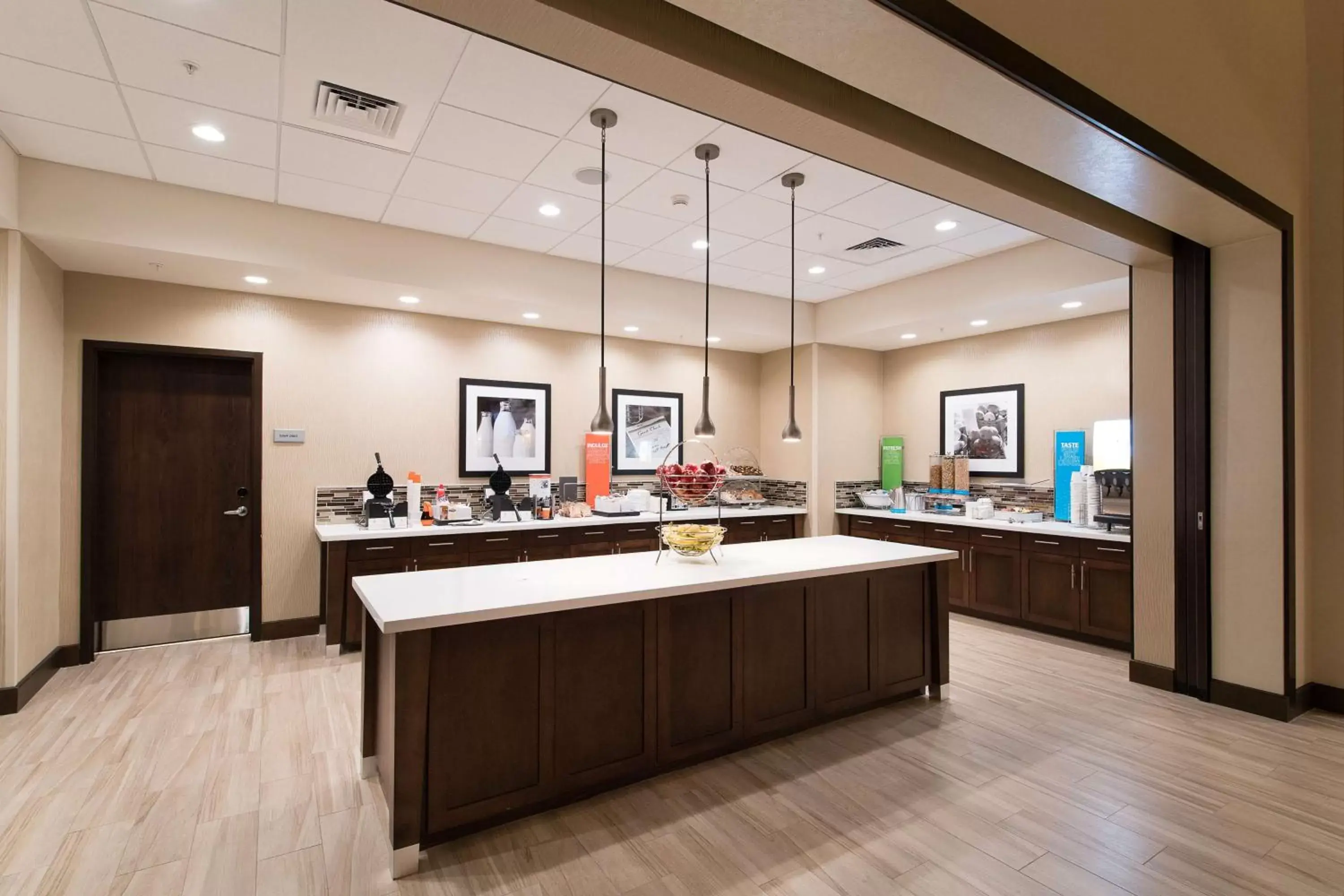 Dining area in Hampton Inn and Suites Fayetteville, NC