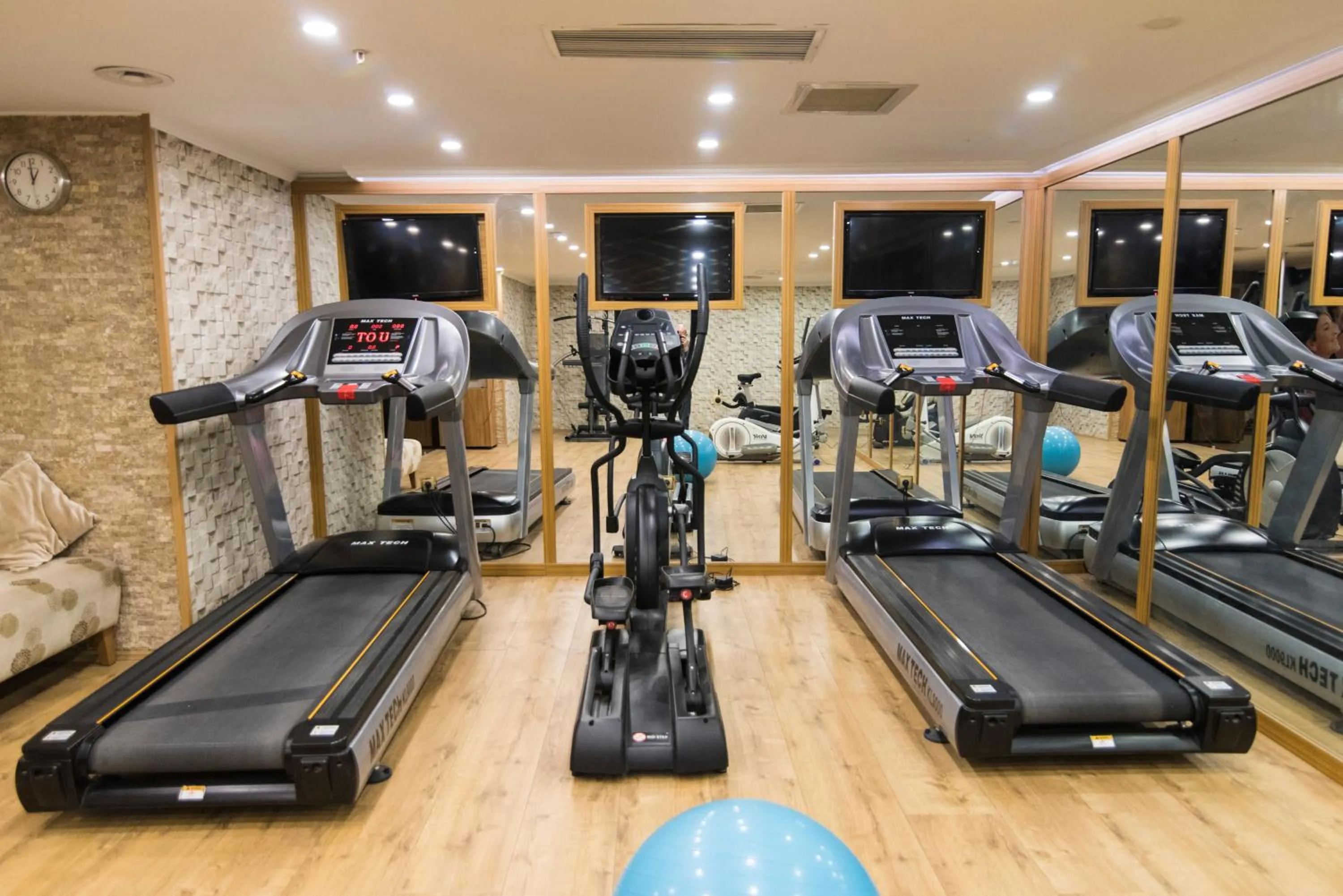 Fitness centre/facilities in MidMar Deluxe Hotel