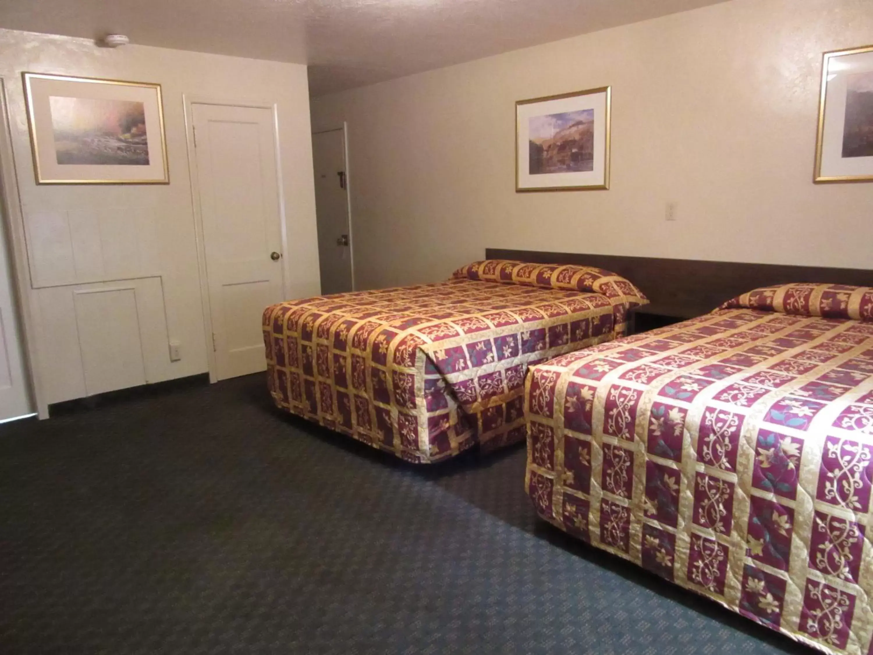 Deluxe Double Room in Lava Spa Motel & RV