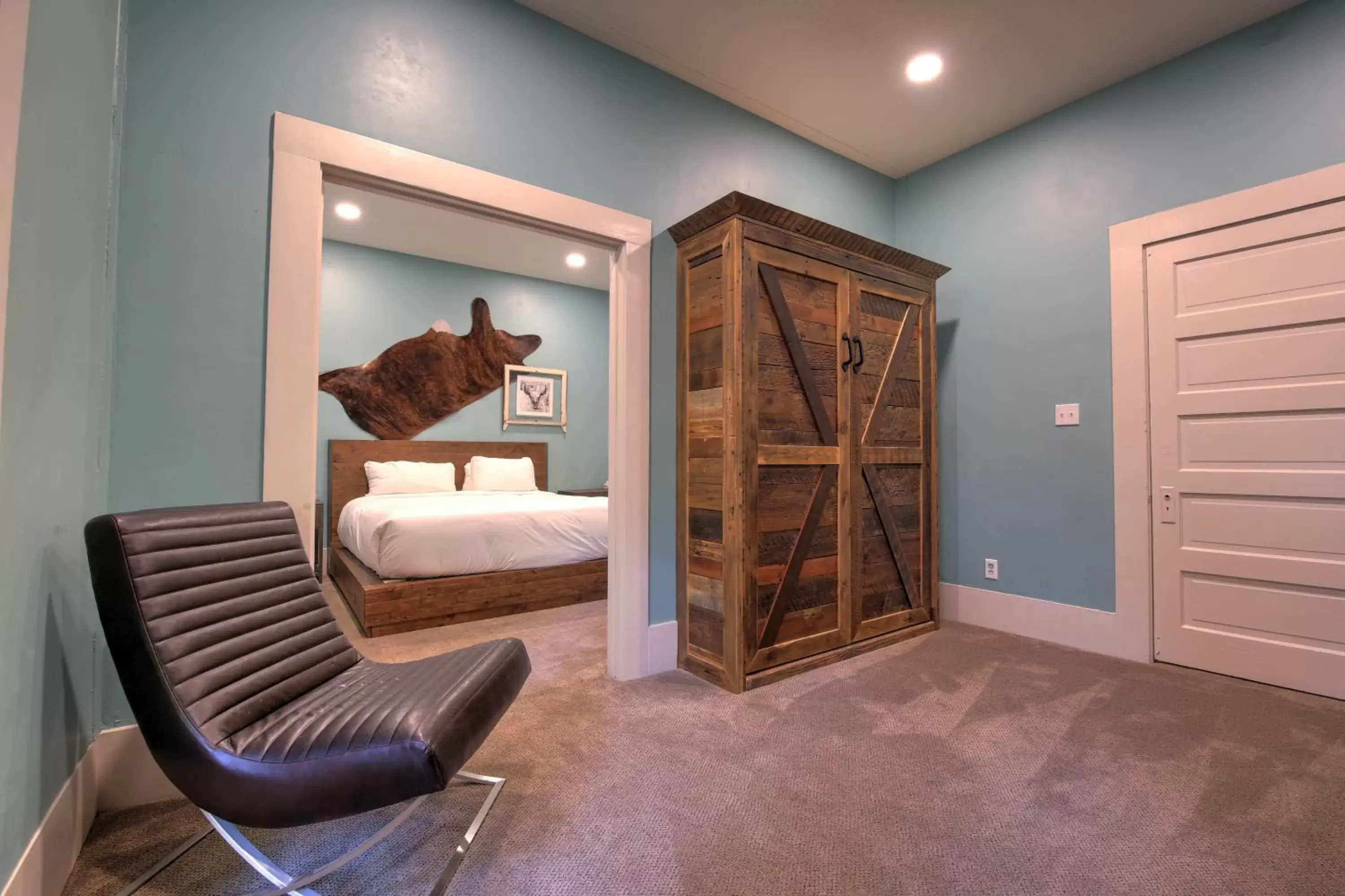 Bedroom, Seating Area in The Groveland Hotel