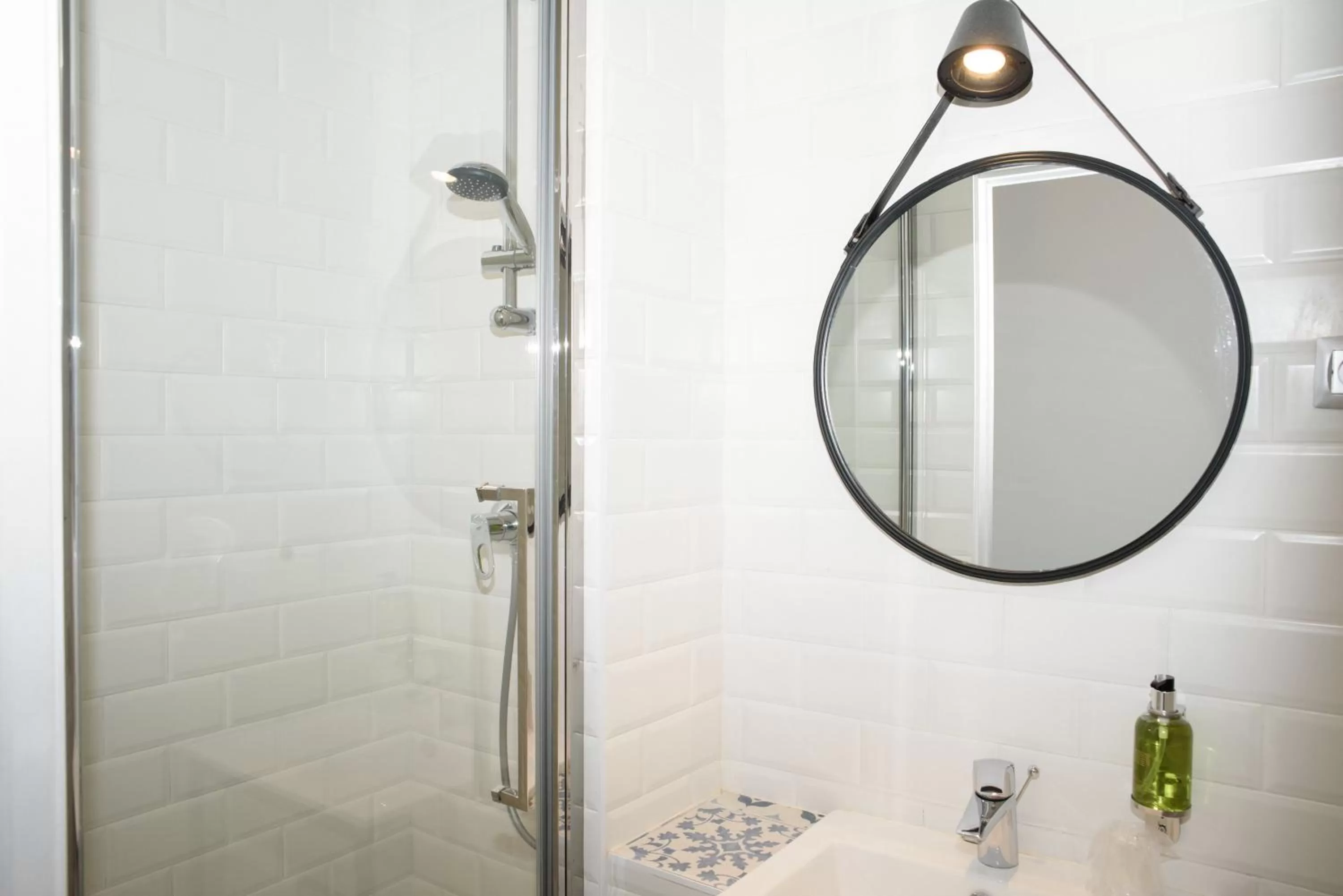 Bathroom in Hôtel Des Arts-Bastille